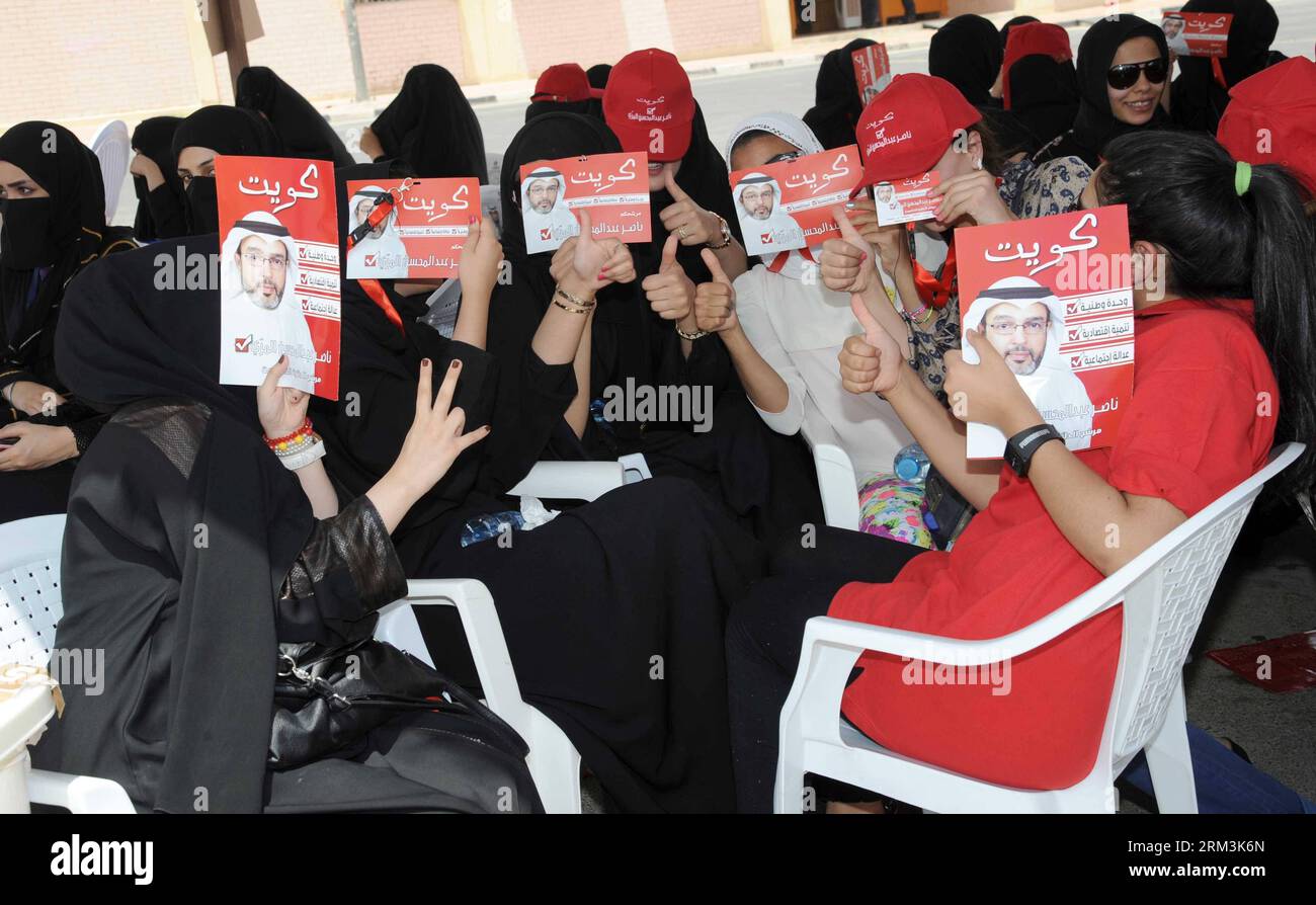 Bildnummer: 60217334  Datum: 27.07.2013  Copyright: imago/Xinhua (130727) -- KUWAIT, July 27, 2013 (Xinhua) -- Kuwaiti women sit outside the polling station in Kuwait City, on July 27, 2013. Kuwaiti voters started on Saturday morning casting their ballots in the country s second parliamentary elections in eight months to choose 50 MPs, the official news agency KUNA reported. Each of the 439,615 eligible registered voters will elect one candidate out of the 300 parliamentary hopefuls in five constituencies in the Gulf emirate. (Xinhua/Noufal Ibrahim) (dtf) KUWAIT-KUWAIT CITY-ELECTION-VOTE PUBLI Stock Photo