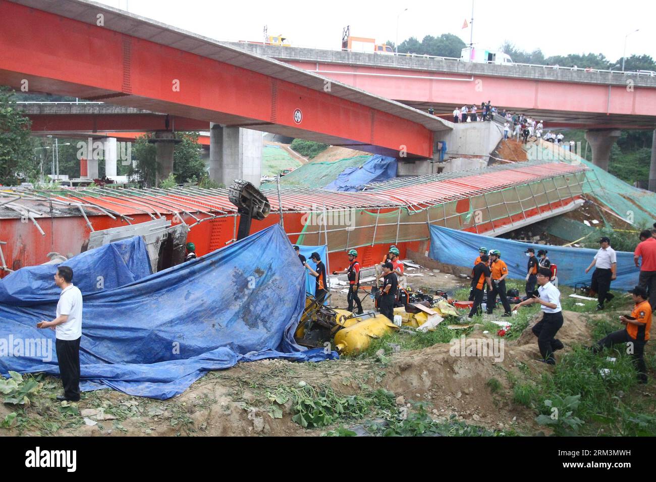 Bildnummer: 60247539  Datum: 30.07.2013  Copyright: imago/Xinhua (130730) -- SEOUL, July 30, 2013 (Xinhua) -- Rescuers work at the collapse site near the Banghwa Bridge in Seoul, South Korea, on July 30, 2013. Two Chinese workers were killed as a section of an under-construction ramp onto Banghwa Bridge collapsed Tuesday, according to Yonhap. (Xinhua/Yao Qilin)(bxq) SOUTH KOREA-SEOUL-COLLAPSE PUBLICATIONxNOTxINxCHN Gesellschaft Einsturz Brücke Brückeneinsturz premiumd x0x xkg 2013 quer      60247539 Date 30 07 2013 Copyright Imago XINHUA  Seoul July 30 2013 XINHUA Rescue Work AT The Collapse S Stock Photo
