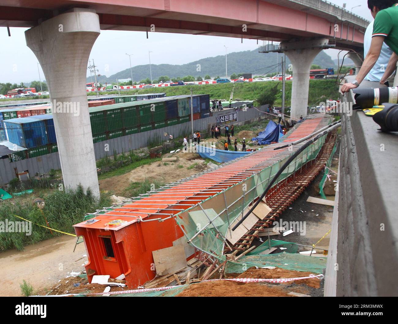 Bildnummer: 60247541  Datum: 30.07.2013  Copyright: imago/Xinhua (130730) -- SEOUL, July 30, 2013 (Xinhua) -- Photo taken on July 30, 2013 shows the collapse site near the Banghwa Bridge in Seoul, South Korea. Two Chinese workers were killed as a section of an under-construction ramp onto Banghwa Bridge collapsed Tuesday, according to Yonhap. (Xinhua/Yao Qilin)(bxq) SOUTH KOREA-SEOUL-COLLAPSE PUBLICATIONxNOTxINxCHN Gesellschaft Einsturz Brücke Brückeneinsturz premiumd x0x xkg 2013 quer      60247541 Date 30 07 2013 Copyright Imago XINHUA  Seoul July 30 2013 XINHUA Photo Taken ON July 30 2013 S Stock Photo