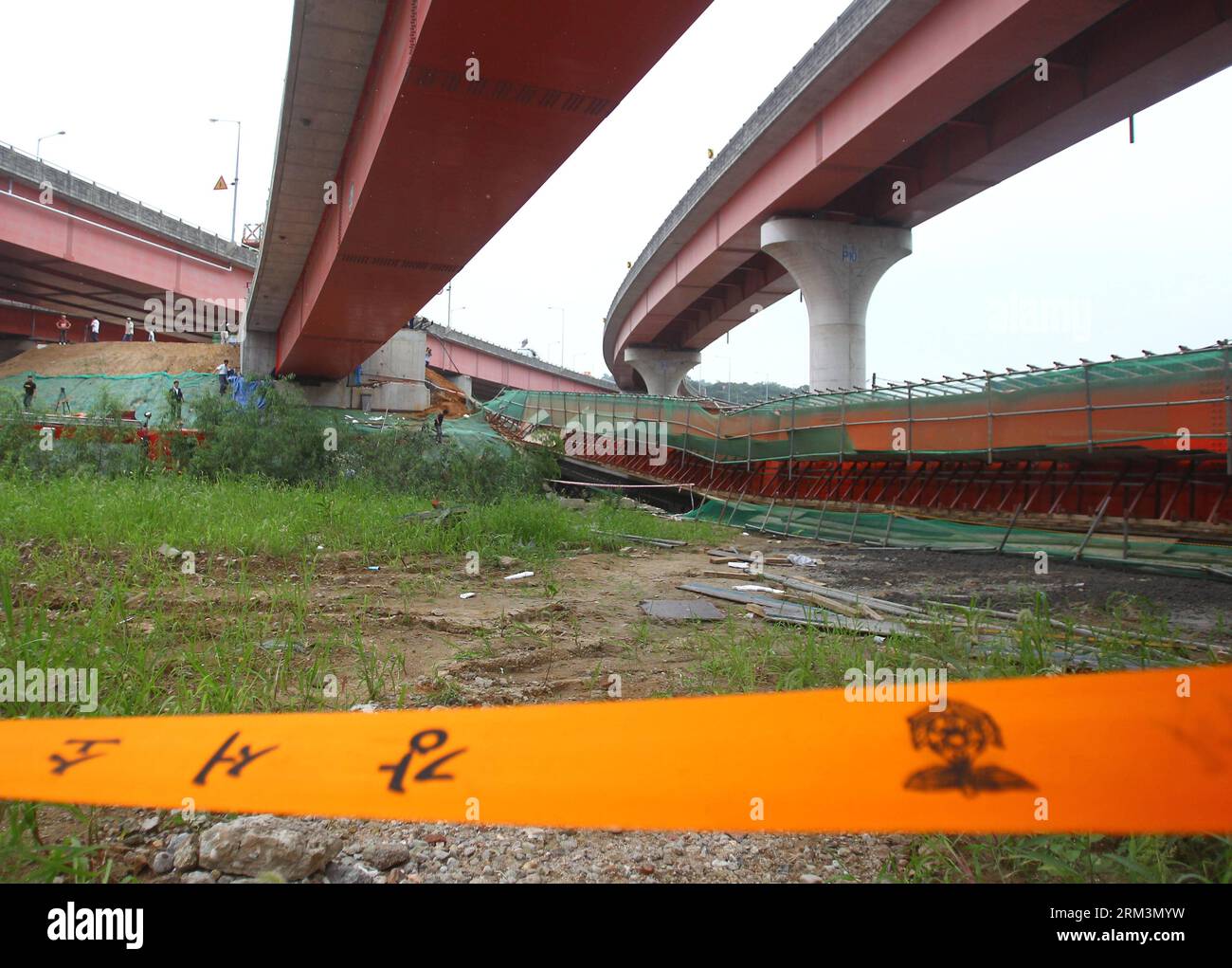 Bildnummer: 60247544  Datum: 30.07.2013  Copyright: imago/Xinhua (130730) -- SEOUL, July 30, 2013 (Xinhua) -- Photo taken on July 30, 2013 shows the collapse site near the Banghwa Bridge in Seoul, South Korea. Two Chinese workers were killed as a section of an under-construction ramp onto Banghwa Bridge collapsed Tuesday, according to Yonhap. (Xinhua/Yao Qilin)(bxq) SOUTH KOREA-SEOUL-COLLAPSE PUBLICATIONxNOTxINxCHN Gesellschaft Einsturz Brücke Brückeneinsturz premiumd x0x xkg 2013 quer      60247544 Date 30 07 2013 Copyright Imago XINHUA  Seoul July 30 2013 XINHUA Photo Taken ON July 30 2013 S Stock Photo