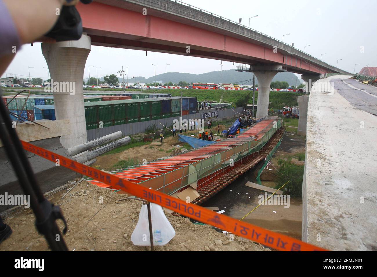 Bildnummer: 60247542  Datum: 30.07.2013  Copyright: imago/Xinhua (130730) -- SEOUL, July 30, 2013 (Xinhua) -- Photo taken on July 30, 2013 shows the collapse site near the Banghwa Bridge in Seoul, South Korea. Two Chinese workers were killed as a section of an under-construction ramp onto Banghwa Bridge collapsed Tuesday, according to Yonhap. (Xinhua/Yao Qilin)(bxq) SOUTH KOREA-SEOUL-COLLAPSE PUBLICATIONxNOTxINxCHN Gesellschaft Einsturz Brücke Brückeneinsturz premiumd x0x xkg 2013 quer      60247542 Date 30 07 2013 Copyright Imago XINHUA  Seoul July 30 2013 XINHUA Photo Taken ON July 30 2013 S Stock Photo