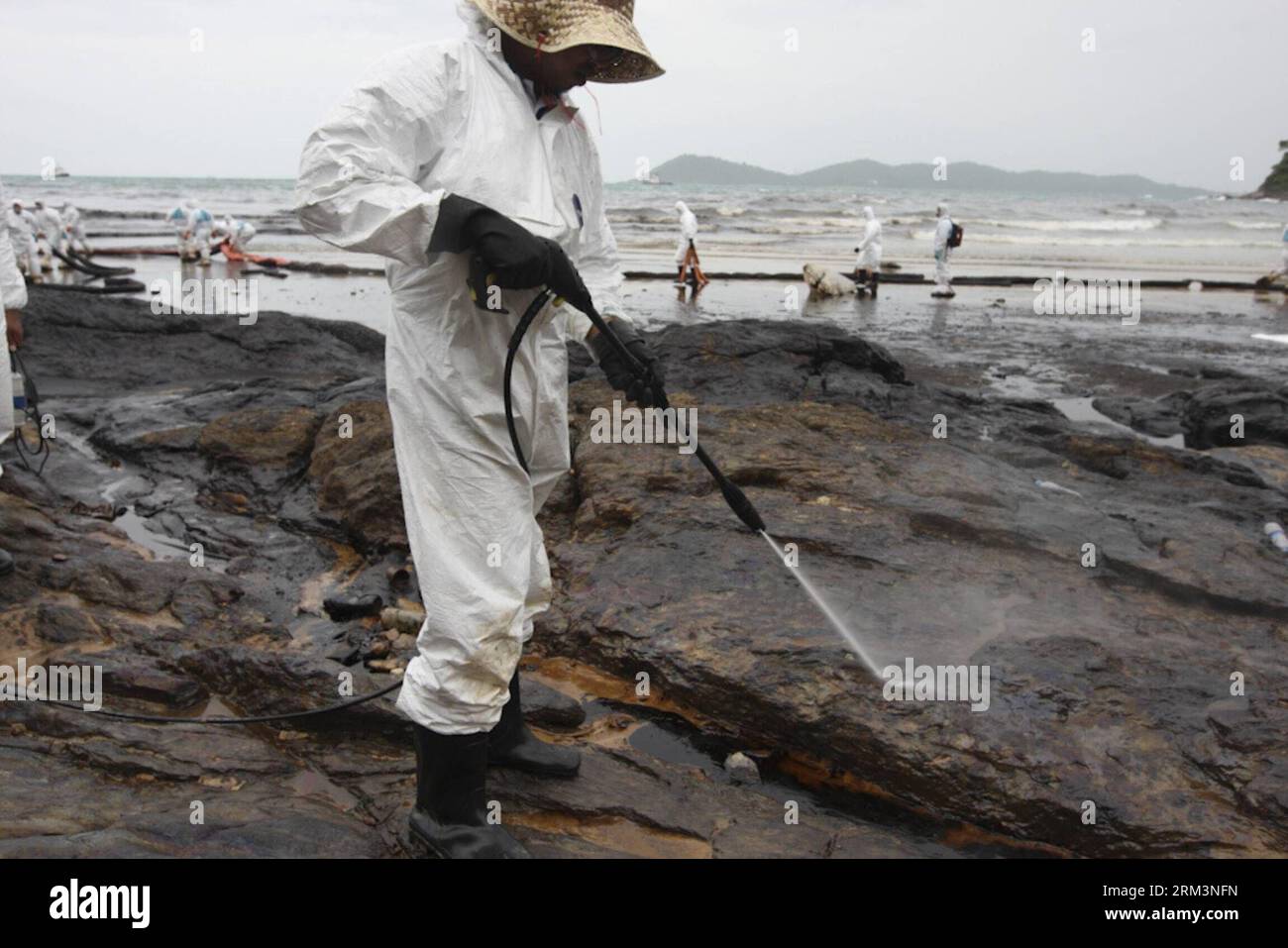 Bildnummer: 60260016  Datum: 30.07.2013  Copyright: imago/Xinhua clean up Ao Phrao beach after a major oil slick hit the island of Ko Samet in eastern Thailand on July 30, 2013. Oil spill caused by a pipeline leakage has spread to stain the eastern beachfronts of Thailand, raising fears that it would cause damage to tourism and fishery. (Xinhua) THAILAND-KO SAMET-OIL-POLLUTION PUBLICATIONxNOTxINxCHN Gesellschaft x2x xkg 2013 quer premiumd  o0 umweltschutz umweltverschmutzung öl erdöl ölpest verschmutzung wasser umwelt ökologie     60260016 Date 30 07 2013 Copyright Imago XINHUA Clean up Ao Phr Stock Photo
