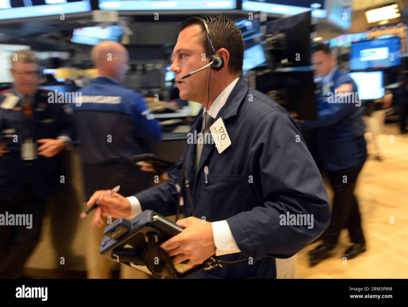 Bildnummer: 60285525  Datum: 01.08.2013  Copyright: imago/Xinhua (130801) -- NEW YORK, Aug. 1, 2013 (Xinhua) -- A trader works at the New York Stock Exchage in New York, Aug. 1, 2013. U.S. stocks soared on Thursday, with the S&P 500 crossing the landmark level of 1,700 points for the first time, boosted by a batch of upbeat economic data and Federal Reserve reassurance after a two-day policy meeting. The S&P 500 ended at near session high, leaping 21.14 points, or 1.25 percent, to 1,706.87 points. The blue-chip Dow Jones Industrial Average also set a record high, surging 128.48 points, or 0.83 Stock Photo