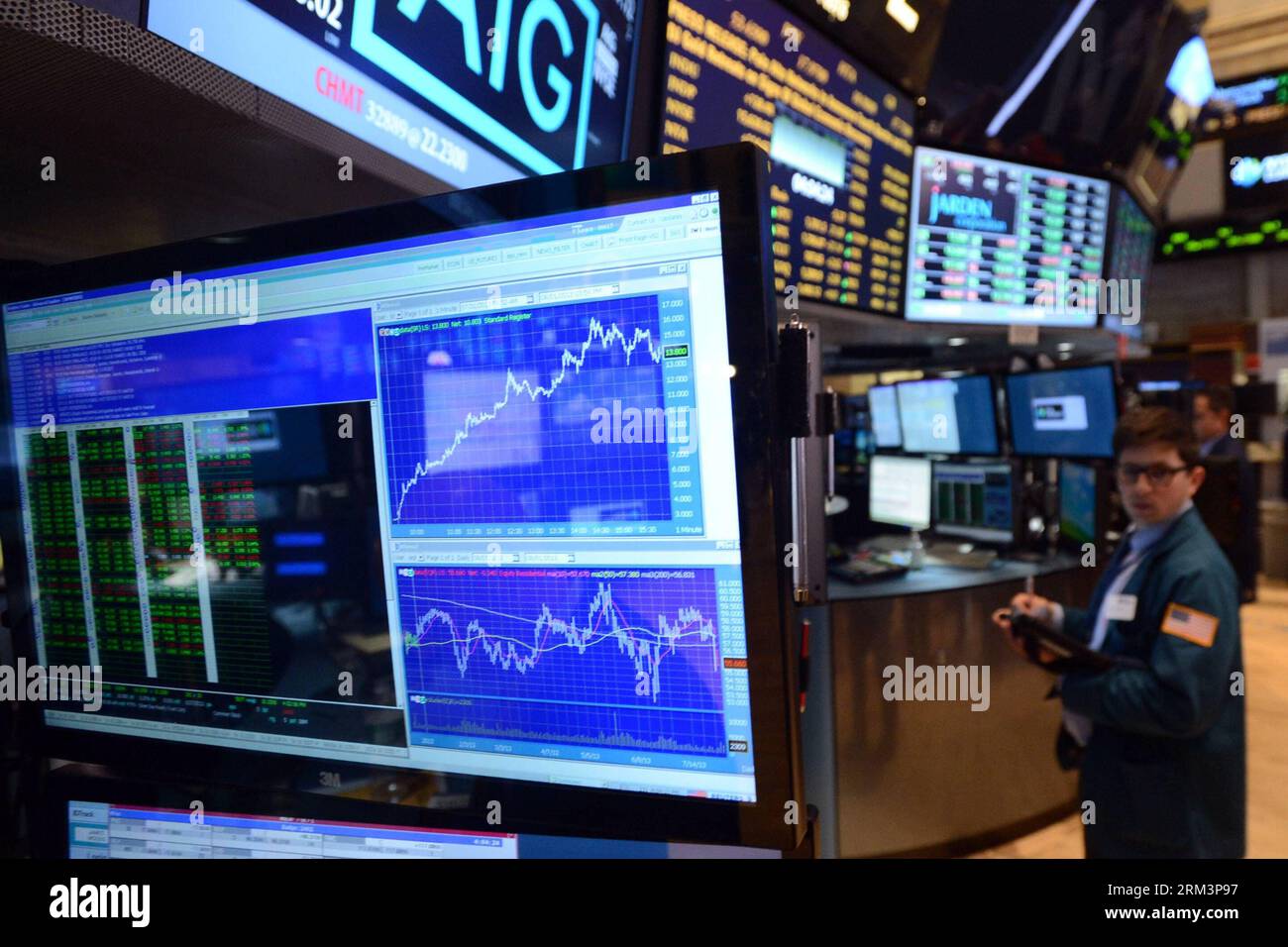 Bildnummer: 60285527  Datum: 01.08.2013  Copyright: imago/Xinhua (130801) -- NEW YORK, Aug. 1, 2013 (Xinhua) -- A trader works at the New York Stock Exchage in New York, Aug. 1, 2013. U.S. stocks soared on Thursday, with the S&P 500 crossing the landmark level of 1,700 points for the first time, boosted by a batch of upbeat economic data and Federal Reserve reassurance after a two-day policy meeting. The S&P 500 ended at near session high, leaping 21.14 points, or 1.25 percent, to 1,706.87 points. The blue-chip Dow Jones Industrial Average also set a record high, surging 128.48 points, or 0.83 Stock Photo