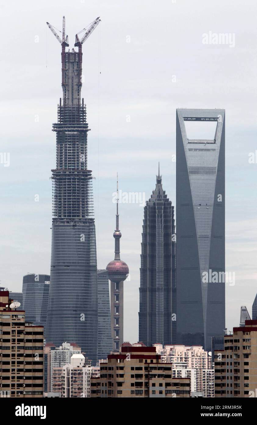 Bildnummer: 60304015  Datum: 03.08.2013  Copyright: imago/Xinhua (130803) -- SHANGHAI, Aug. 3, 2013 (Xinhua) -- Photo taken on Aug. 3, 2013 shows the Shanghai Tower (L) under construction in Shanghai, east China. A topping-out ceremony was held Saturday for the Shanghai Tower, China s tallest building, which remains under construction until its scheduled completion in 2015. The 125-story building, now 580 meters high, is scheduled to reach a final height of 632 meters upon completion in 2015. (Xinhua/Pei Xin) (zwx) CHINA-SHANGHAI TOWER-CONSTRUCTION (CN) PUBLICATIONxNOTxINxCHN Gesellschaft Bauw Stock Photo