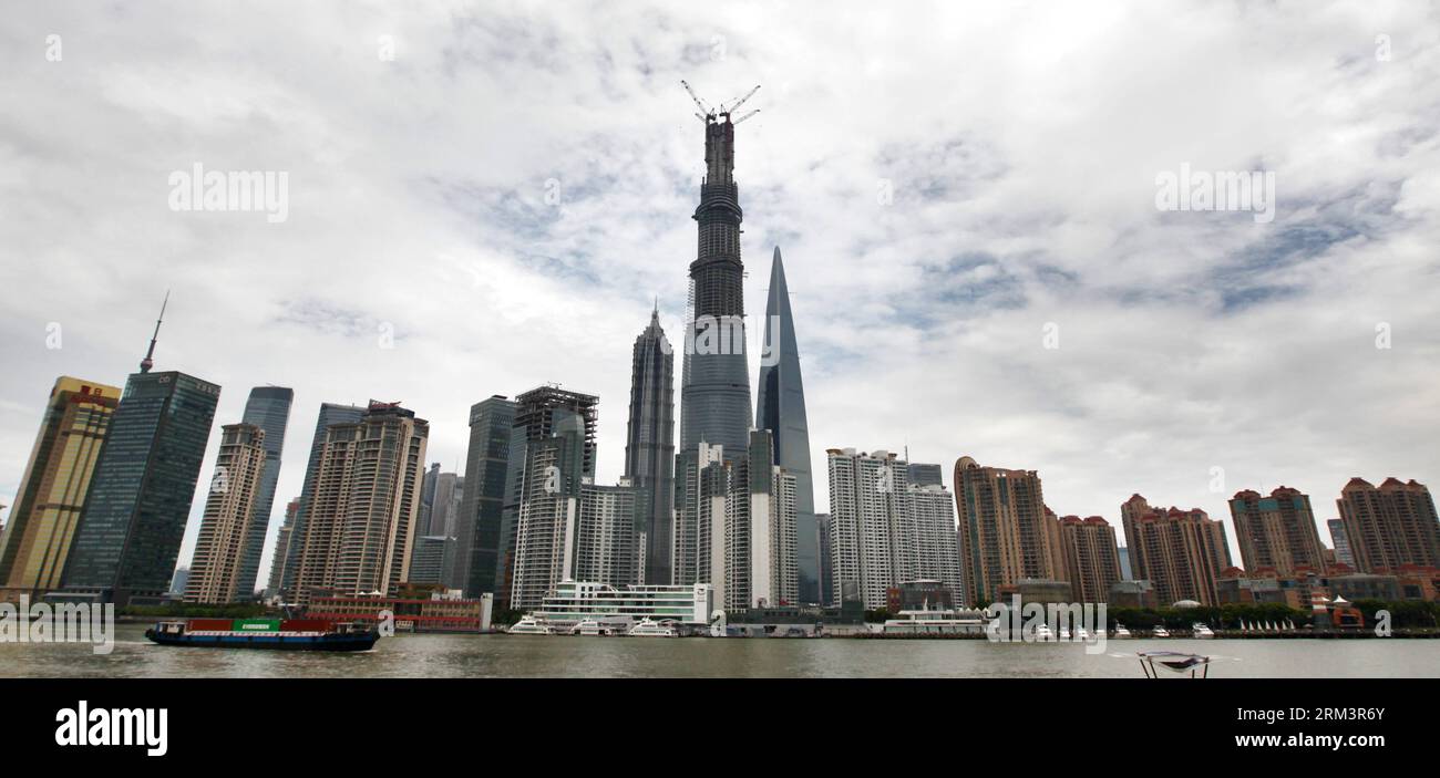 Bildnummer: 60304008  Datum: 03.08.2013  Copyright: imago/Xinhua (130803) -- SHANGHAI, Aug. 3, 2013 (Xinhua) -- Photo taken on Aug. 3, 2013 shows the Shanghai Tower (C) under construction in Shanghai, east China. A topping-out ceremony was held Saturday for the Shanghai Tower, China s tallest building, which remains under construction until its scheduled completion in 2015. The 125-story building, now 580 meters high, is scheduled to reach a final height of 632 meters upon completion in 2015. (Xinhua/Pei Xin) (zwx) CHINA-SHANGHAI TOWER-CONSTRUCTION (CN) PUBLICATIONxNOTxINxCHN Gesellschaft Bauw Stock Photo