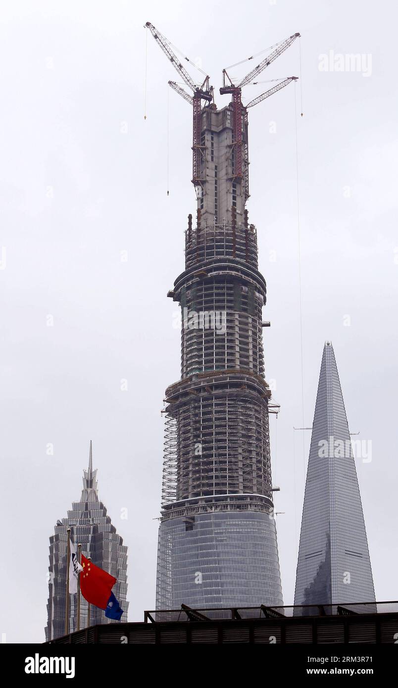 Bildnummer: 60304013  Datum: 03.08.2013  Copyright: imago/Xinhua (130803) -- SHANGHAI, Aug. 3, 2013 (Xinhua) -- Photo taken on Aug. 3, 2013 shows the Shanghai Tower (C) under construction in Shanghai, east China. A topping-out ceremony was held Saturday for the Shanghai Tower, China s tallest building, which remains under construction until its scheduled completion in 2015. The 125-story building, now 580 meters high, is scheduled to reach a final height of 632 meters upon completion in 2015. (Xinhua/Fan Jun) (zwx) CHINA-SHANGHAI TOWER-CONSTRUCTION (CN) PUBLICATIONxNOTxINxCHN Gesellschaft Bauw Stock Photo