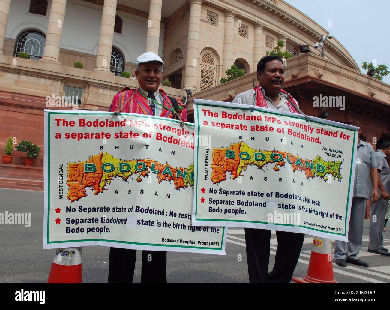 Bildnummer: 60321784  Datum: 05.08.2013  Copyright: imago/Xinhua (130805) -- NEW DELHI, Aug. 5, 2013 (Xinhua) -- Members of Parliament from Bodoland hold banners demanding a separate state in New Delhi, India, Aug. 5, 2013. Indian Parliament saw disruptions on the first of its monsoon session which opened Monday over the setting up of a new state, which has caused widespread controversy in the country. (Xinhua/Partha Sarkar) INDIA-NEW DELHI-MEMBER OF PARLIAMENT PUBLICATIONxNOTxINxCHN Gesellschaft x2x xkg 2013 quer o0 Politik Demo Protest     60321784 Date 05 08 2013 Copyright Imago XINHUA  New Stock Photo