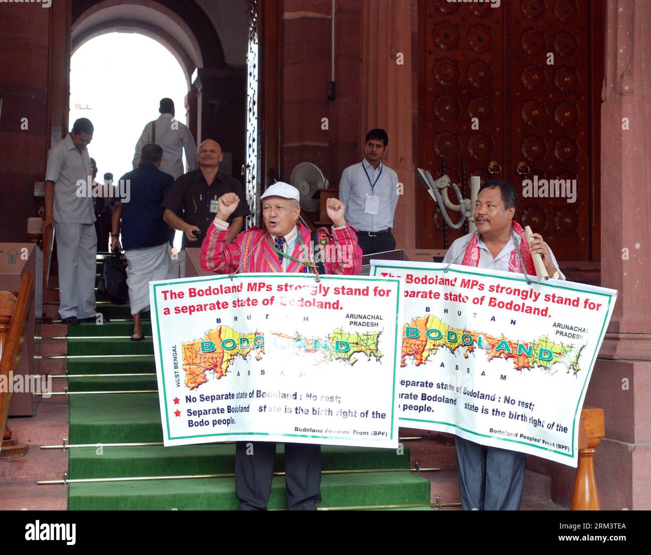 Bildnummer: 60321785  Datum: 05.08.2013  Copyright: imago/Xinhua (130805) -- NEW DELHI, Aug. 5, 2013 (Xinhua) -- Members of Parliament from Bodoland hold banners demanding a separate state in New Delhi, India, Aug. 5, 2013. Indian Parliament saw disruptions on the first of its monsoon session which opened Monday over the setting up of a new state, which has caused widespread controversy in the country. (Xinhua/Partha Sarkar) INDIA-NEW DELHI-MEMBER OF PARLIAMENT PUBLICATIONxNOTxINxCHN Gesellschaft x2x xkg 2013 quer  o0 Politik Demo Protest     60321785 Date 05 08 2013 Copyright Imago XINHUA  Ne Stock Photo