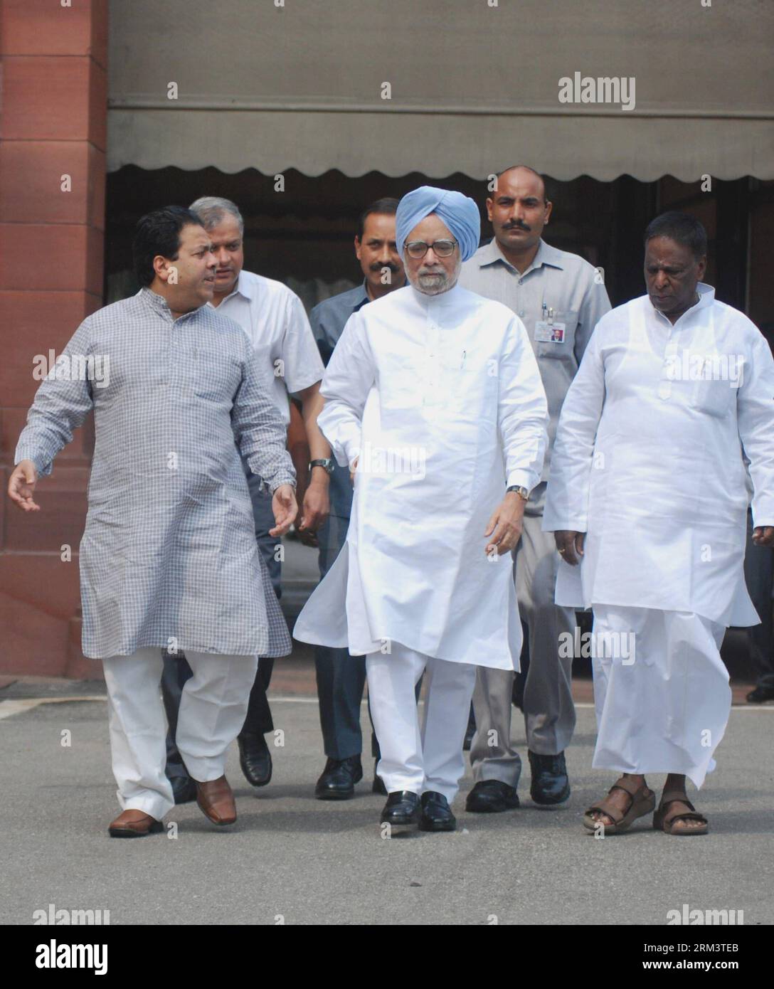 Bildnummer: 60321810  Datum: 05.08.2013  Copyright: imago/Xinhua (130805) -- NEW DELHI, Aug. 5, 2013 (Xinhua) -- Indian Prime Minister Manmohan Singh (C front) and cabinet members arrive for press conference on the first day of monsoon session in New Delhi, India, Aug. 5, 2013. Indian Parliament saw disruptions on the first of its monsoon session which opened Monday over the setting up of a new state, which has caused widespread controversy in the country. (Xinhua/Partha Sarkar) INDIA-NEW DELHI-PARLIAMENT-MONSOON SESSION PUBLICATIONxNOTxINxCHN People Politik xcb x0x 2013 quadrat premiumd Stock Photo