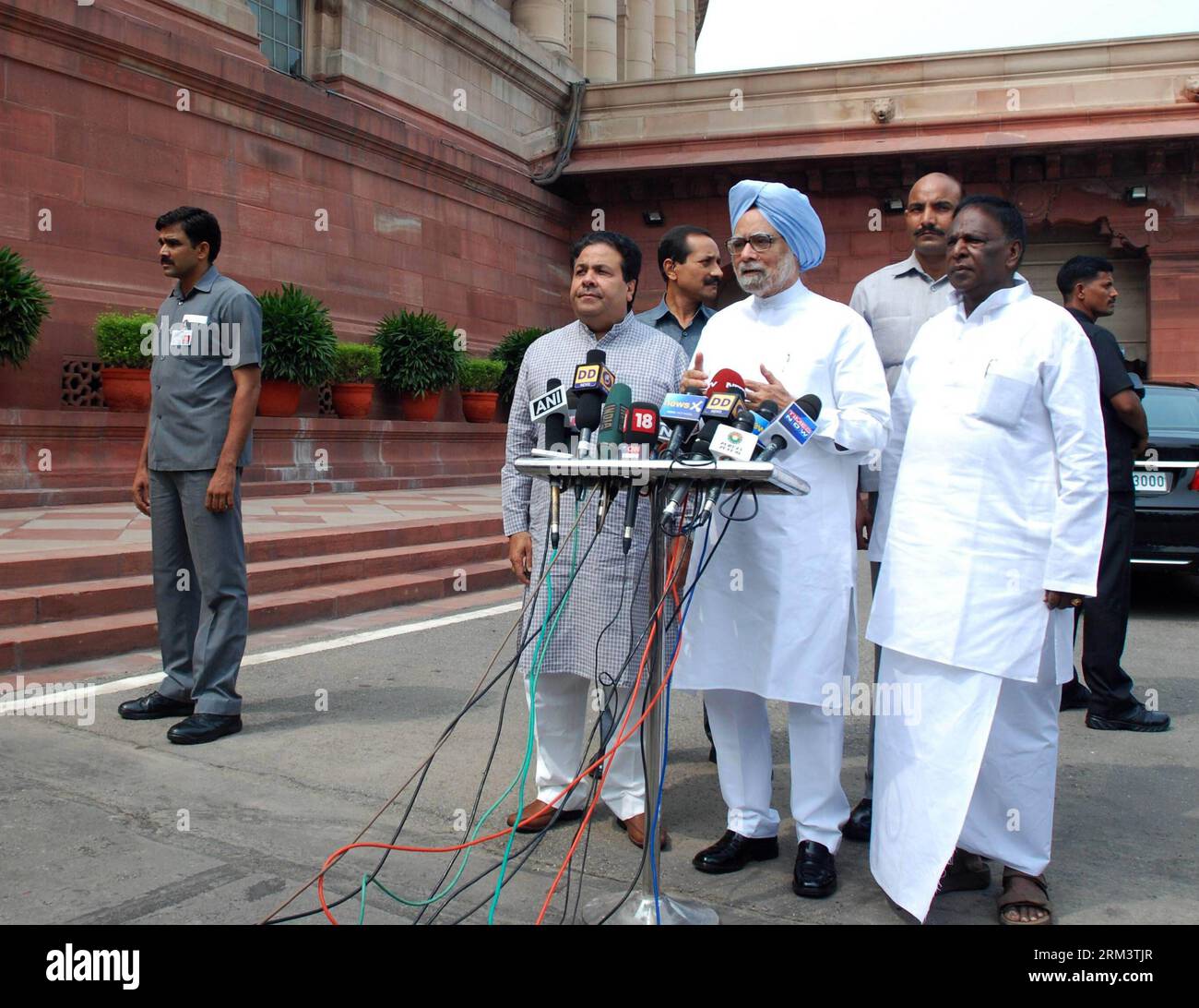 Bildnummer: 60321811  Datum: 05.08.2013  Copyright: imago/Xinhua (130805) -- NEW DELHI, Aug. 5, 2013 (Xinhua) -- Indian Prime Minister Manmohan Singh (front) and cabinet members reply to media on the first day of monsoon session in New Delhi, India, Aug. 5, 2013. Indian Parliament saw disruptions on the first of its monsoon session which opened Monday over the setting up of a new state, which has caused widespread controversy in the country. (Xinhua/Partha Sarkar) INDIA-NEW DELHI-PARLIAMENT-MONSOON SESSION PUBLICATIONxNOTxINxCHN People Politik xcb x0x 2013 quer premiumd      60321811 Date 05 0 Stock Photo