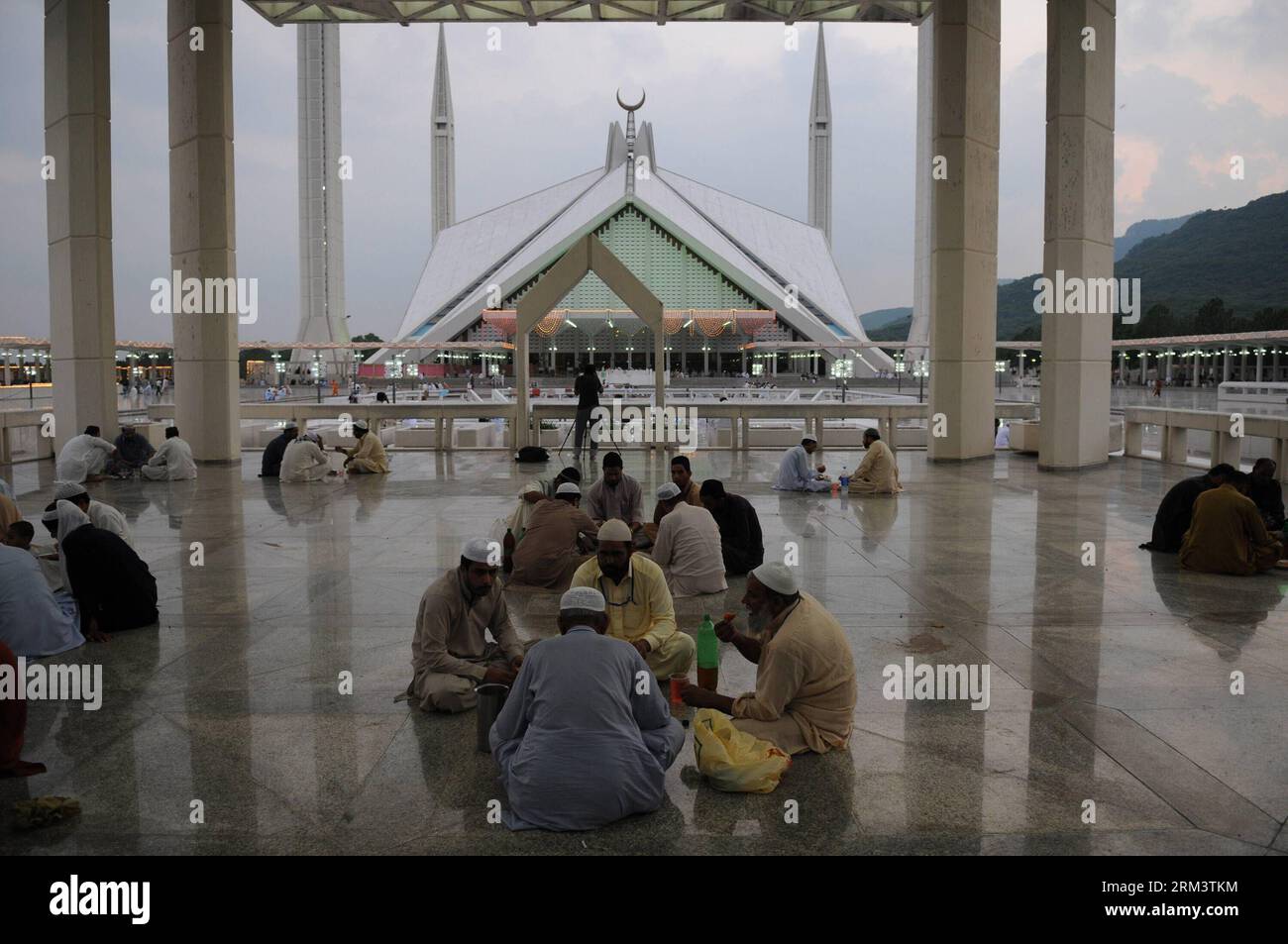 Bildnummer: 60326550  Datum: 05.08.2013  Copyright: imago/Xinhua (130805) -- ISLAMABAD, Aug. 5, 2013 (Xinhua) -- Pakistani Muslims break their fast at the Faisal Mosque in Islamabad, capital of Pakistan, on Aug. 5, 2013, during Lailat al-Qadr, also known as the Night of Power. (Xinhua/Ahmad Kamal) PAKISTAN-ISLAMABAD-RAMADAN-NIGHT OF POWER PUBLICATIONxNOTxINxCHN Gesellschaft Fastenbrechen premiumd x0x xkg 2013 quer      60326550 Date 05 08 2013 Copyright Imago XINHUA  Islamabad Aug 5 2013 XINHUA Pakistani Muslims Break their Almost AT The Faisal Mosque in Islamabad Capital of Pakistan ON Aug 5 Stock Photo