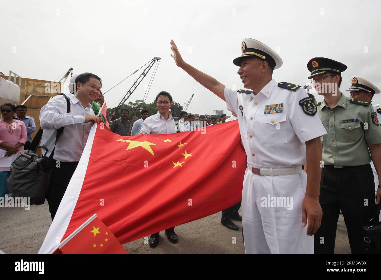 Bildnummer: 60331227  Datum: 06.08.2013  Copyright: imago/Xinhua (130806) -- BOMBAY PORT, Aug. 6, 2013 (Xinhua) -- Rong Hao, commander of the Mission Harmony-2013 , waves to in Bombay Port in India, Aug. 6, 2013. The Chinese Navy Peace Ark hospital ship, conducting the Mission Harmony-2013 , arrived in Bombay Port on Tuesday for a six-day visit . (Xinhua/Zheng Huansong)(lrz) INDIA-BOMBAY PORT-CHINESE HOSPITAL SHIP-VISIT PUBLICATIONxNOTxINxCHN Gesellschaft Militär Rotes Kreuz Schiff Marine Schiffskrankenhaus Krankenhaus Lazarett Lazarettschiff xdp x0x 2013 quer      60331227 Date 06 08 2013 Cop Stock Photo