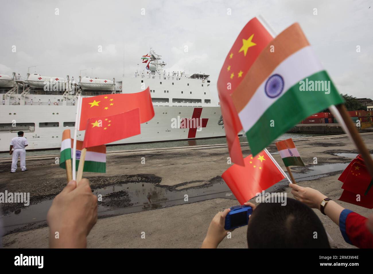 Bildnummer: 60331226  Datum: 06.08.2013  Copyright: imago/Xinhua (130806) -- BOMBAY PORT, Aug. 6, 2013 (Xinhua) -- welcome the Chinese People s Liberation Army Navy hospital ship Peace Ark in Bombay Port in India, Aug. 6, 2013. The Chinese Navy Peace Ark hospital ship, conducting the Mission Harmony-2013 , arrived in Bombay Port on Tuesday for a six-day visit . (Xinhua/Zheng Huansong)(lrz) INDIA-BOMBAY PORT-CHINESE HOSPITAL SHIP-VISIT PUBLICATIONxNOTxINxCHN Gesellschaft Militär Rotes Kreuz Schiff Marine Schiffskrankenhaus Krankenhaus Lazarett Lazarettschiff xdp x0x 2013 quer      60331226 Date Stock Photo