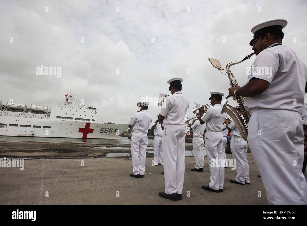 Bildnummer: 60331228  Datum: 06.08.2013  Copyright: imago/Xinhua (130806) -- BOMBAY PORT, Aug. 6, 2013 (Xinhua) -- Indian Military band welcome the Chinese People s Liberation Army Navy hospital ship Peace Ark in Bombay Port in India, Aug. 6, 2013. The Chinese Navy Peace Ark hospital ship, conducting the Mission Harmony-2013 , arrived in Bombay Port on Tuesday for a six-day visit . (Xinhua/Zheng Huansong)(lrz) INDIA-BOMBAY PORT-CHINESE HOSPITAL SHIP-VISIT PUBLICATIONxNOTxINxCHN Gesellschaft Militär Rotes Kreuz Schiff Marine Schiffskrankenhaus Krankenhaus Lazarett Lazarettschiff xdp x0x 2013 qu Stock Photo