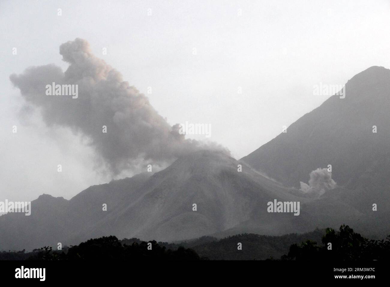 Bildnummer: 60333106  Datum: 06.08.2013  Copyright: imago/Xinhua (130806) -- EL PALMAR, Aug. 6, 2013 (Xinhua) -- Image provided by the National Institute of Seismology, Volcanology, Meteorology and Hydrology of Guatemala (Insivumeh, for its accronym in Spanish) shows an ash plume expelled by the Santiaguito volcano, in the Palmar municipality, Quetzaltenango department, Guatemala, on Aug. 6, 2013. In the early morning on Tuesday, seven explosions were registred in the Santiaguito volcano, which released ash plumes in 500 to 800 meters high, causing ashfall in the Quetzaltenango and San Marcos Stock Photo