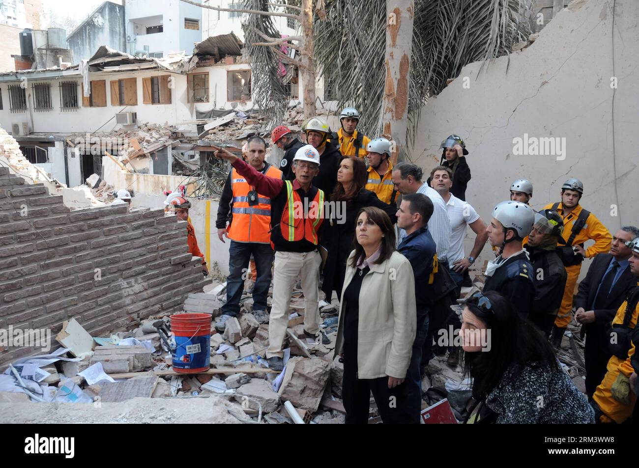 Bildnummer: 60337250  Datum: 07.08.2013  Copyright: imago/Xinhua Argentina s President Cristina Fernandez de Kirchner (3rd L) visits the site of a building explosion in Rosario City, around 300 km away from Buenos Aires city, capital of Argentina, on Aug. 7, 2013. A strong explosion shook buildings in northeastern Argentina Tuesday morning, killing at least 10 and injuring more than 60 others, local authorities confirmed. The government of Argentina Wednesday declared two days of national mourning for the 10 fatal victims of an explosion in an apartment building in the northern city of Rosario Stock Photo