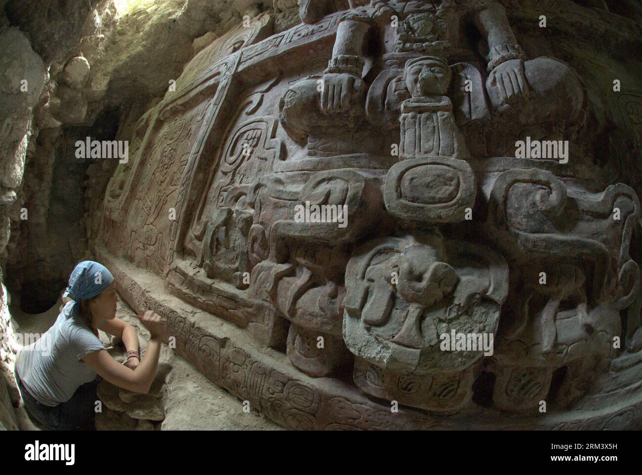 Bildnummer: 60337518  Datum: 07.08.2013  Copyright: imago/Xinhua An image provided by Holmul Archaeological Project shows a woman working on Holmul s Frieze, discovered in the Holmul Precolumbian Archaeological Center, in Peten department, of Guatemala City, capital of Guatemala, on Aug. 7, 2013. The frieze of the Maya culture, has 8 meters length and 2 meters high, and it is the most spectacular thing ever seen, according to the Holmul Archaeological Poject. (Xinhua/Holmul Archaeological Project/Harvard University) GUATEMALA-PETEN-ARCHAEOLOGY-DISCOVERY PUBLICATIONxNOTxINxCHN xns x0x 2013 quer Stock Photo