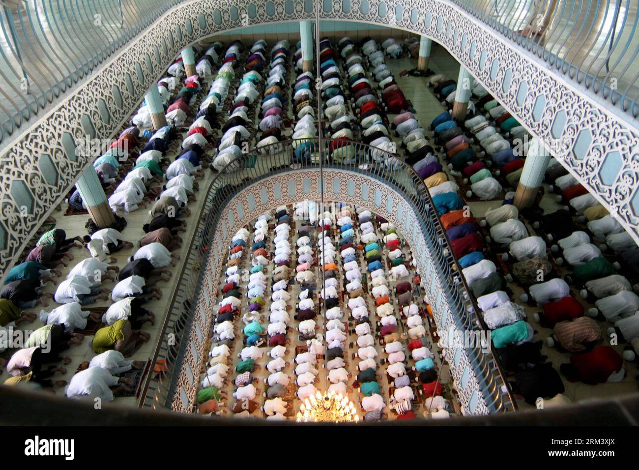 Bildnummer: 60340981 Datum: 09.08.2013 Copyright: imago/Xinhua (130809) --  DHAKA, Aug. 9, 2013 (Xinhua) -- Bangladeshi Muslims offer prayers at the  national mosque during the Eid al-Fitr festival in Dhaka, capital of  Bangladesh,, image size:1300x956