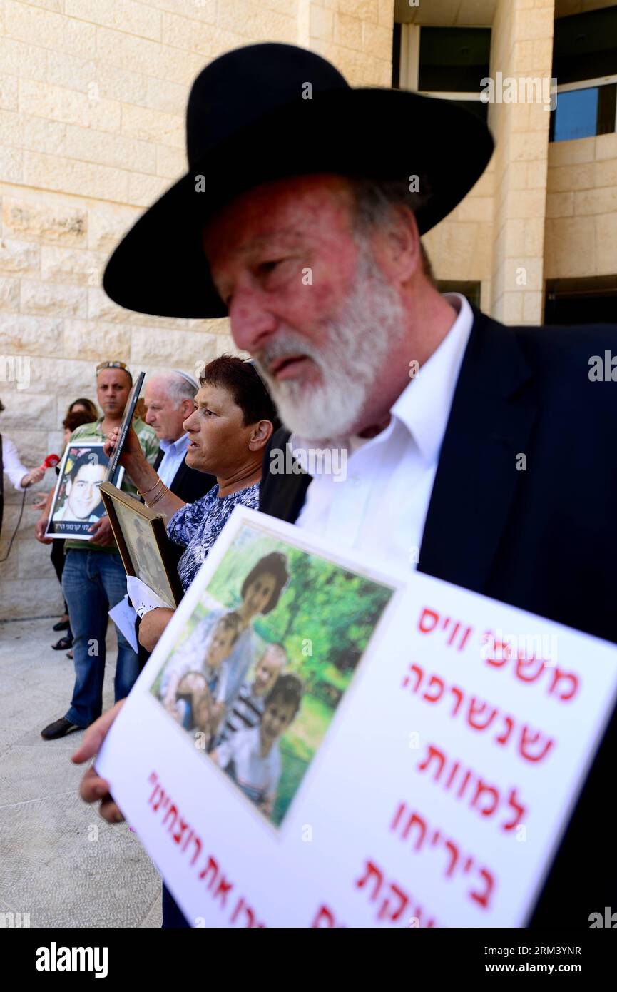 Bildnummer: 60346582  Datum: 11.08.2013  Copyright: imago/Xinhua (130811)--JERUSALEM, Aug 11, 2013(Xinhua)-- Israelis protest against the release of Palestinian prisoners in front of Supreme Court of Israel in Jerusalem on Aug. 11, 2013. The first prisoners are expected to be released on Tuesday, and Israeli and Palestinian negotiators will pick up negotiations again a day later.(Xinhua/Yin Dongxun)(rh) MIDEAST-JERUSALEM-RELEASE OF PRISONERS PUBLICATIONxNOTxINxCHN Gesellschaft x0x xsk 2013 hoch premiumd      60346582 Date 11 08 2013 Copyright Imago XINHUA  Jerusalem Aug 11 2013 XINHUA Israelis Stock Photo