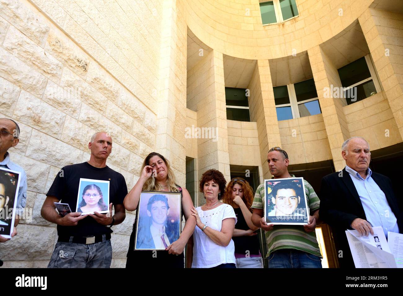 Bildnummer: 60346583  Datum: 11.08.2013  Copyright: imago/Xinhua (130811)--JERUSALEM, Aug 11, 2013(Xinhua)-- Israelis protest against the release of Palestinian prisoners in front of Supreme Court of Israel in Jerusalem on Aug. 11, 2013. The first prisoners are expected to be released on Tuesday, and Israeli and Palestinian negotiators will pick up negotiations again a day later.(Xinhua/Yin Dongxun)(rh) MIDEAST-JERUSALEM-RELEASE OF PRISONERS PUBLICATIONxNOTxINxCHN Gesellschaft x0x xsk 2013 quer premiumd      60346583 Date 11 08 2013 Copyright Imago XINHUA  Jerusalem Aug 11 2013 XINHUA Israelis Stock Photo