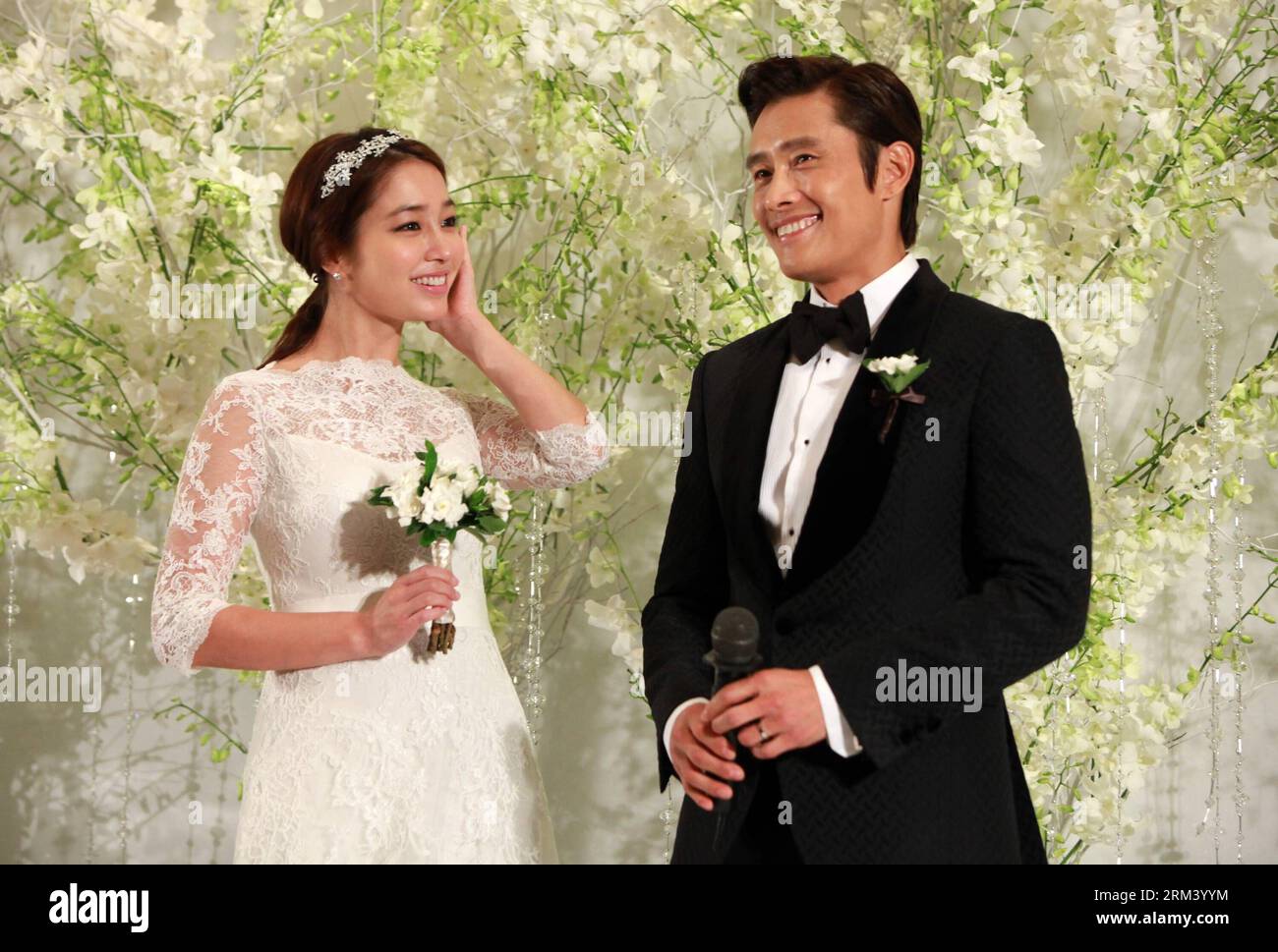 Bildnummer: 60347231  Datum: 10.08.2013  Copyright: imago/Xinhua South Korean actor Lee Byung-hun (R) and his wife Lee Min-jung attend a news conference before their wedding in Seoul, capital of South Korea, on Aug. 10, 2013. (Xinhua/Park Jin-hee) (syq) SOUTH KOREA-SEOUL-LEE BYUNG-HUN-LEE MIN-JUNG-WEDDING PUBLICATIONxNOTxINxCHN People xcb x0x 2013 quer     60347231 Date 10 08 2013 Copyright Imago XINHUA South Korean Actor Lee Byung HUN r and His wife Lee Min Young attend a News Conference Before their Wedding in Seoul Capital of South Korea ON Aug 10 2013 XINHUA Park Jin Hee  South Korea Seoul Stock Photo