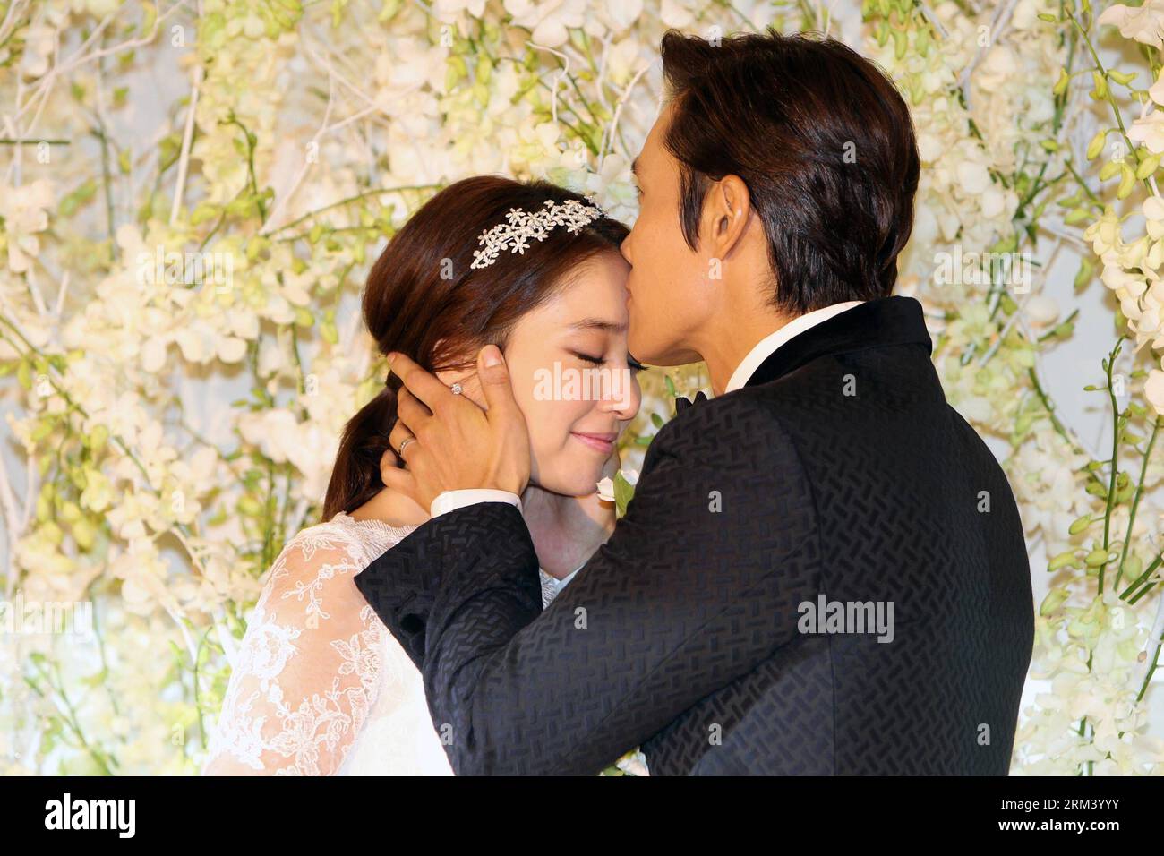 Bildnummer: 60347229  Datum: 10.08.2013  Copyright: imago/Xinhua South Korean actor Lee Byung-hun (R) kiss his wife Lee Min-jung during a news conference before their wedding in Seoul, capital of South Korea, on Aug. 10, 2013. (Xinhua/Park Jin-hee) (syq) SOUTH KOREA-SEOUL-LEE BYUNG-HUN-LEE MIN-JUNG-WEDDING PUBLICATIONxNOTxINxCHN People xcb x0x 2013 quer     60347229 Date 10 08 2013 Copyright Imago XINHUA South Korean Actor Lee Byung HUN r Kiss His wife Lee Min Young during a News Conference Before their Wedding in Seoul Capital of South Korea ON Aug 10 2013 XINHUA Park Jin Hee  South Korea Seo Stock Photo