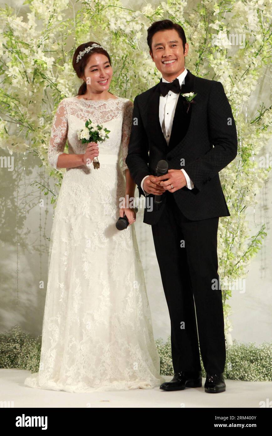 Bildnummer: 60347233  Datum: 10.08.2013  Copyright: imago/Xinhua South Korean actor Lee Byung-hun (R) and his wife Lee Min-jung attend a news conference before their wedding in Seoul, capital of South Korea, on Aug. 10, 2013. (Xinhua/Park Jin-hee) (syq) SOUTH KOREA-SEOUL-LEE BYUNG-HUN-LEE MIN-JUNG-WEDDING PUBLICATIONxNOTxINxCHN People xcb x0x 2013 hoch     60347233 Date 10 08 2013 Copyright Imago XINHUA South Korean Actor Lee Byung HUN r and His wife Lee Min Young attend a News Conference Before their Wedding in Seoul Capital of South Korea ON Aug 10 2013 XINHUA Park Jin Hee  South Korea Seoul Stock Photo