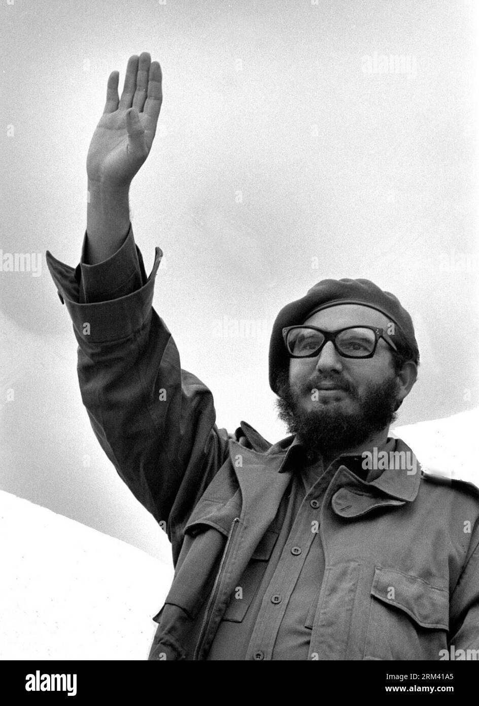 Bildnummer: 60355959  Datum: 22.12.1961  Copyright: imago/Xinhua (130814) -- HAVANA (Xinhua) -- Archive image taken on Dec. 22, 1961, shows former Cuban leader Fidel Castro, waves to the crowd in Havana, Cuba.  (Xinhua/Roberto Chile/Archive) (da) CUBA-HAVANA-POLITICS-CASTRO PUBLICATIONxNOTxINxCHN Politik people x1x xac 1961 hoch     60355959 Date 22 12 1961 Copyright Imago XINHUA  Havana XINHUA Archives Image Taken ON DEC 22 1961 Shows Former Cuban Leader Fidel Castro Waves to The Crowd in Havana Cuba XINHUA Roberto Chile Archives there Cuba Havana POLITICS Castro PUBLICATIONxNOTxINxCHN politi Stock Photo