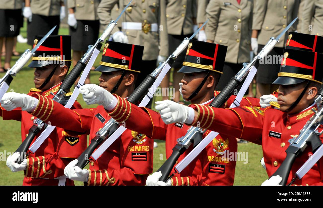 Bildnummer: 60365175  Datum: 17.08.2013  Copyright: imago/Xinhua JAKARTA,  (Xinhua) -- Members of Indonesian honour guards parade during a celebration of the country s 68th independence anniversary at the Presidential Palace in Jakarta, Indonesia, . (Xinhua/Agung Kuncahya B.) INDONESIA-JAKARTA-68TH INDEPENDENCE DAY PUBLICATIONxNOTxINxCHN Politik Gesellschaft Feiertag Unabhaengigkeit Parade premiumd x0x xrj 2013 quer     60365175 Date 17 08 2013 Copyright Imago XINHUA Jakarta XINHUA Members of Indonesian Honour Guards Parade during a Celebration of The Country S 68th Independence Anniversary AT Stock Photo