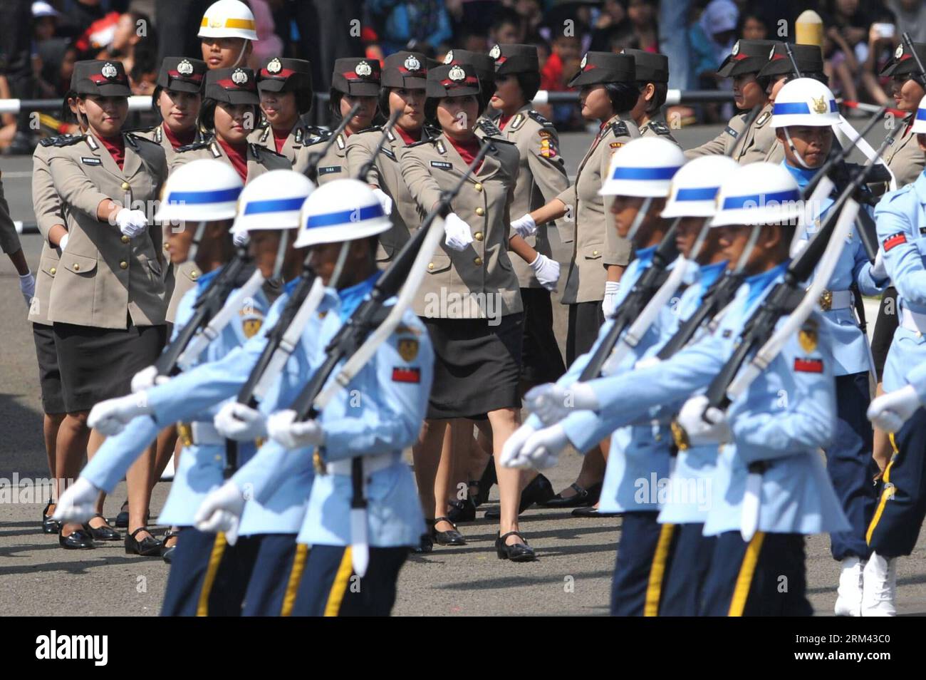 Bildnummer: 60365176  Datum: 17.08.2013  Copyright: imago/Xinhua JAKARTA,  (Xinhua) -- Members of Indonesian police women parade during a celebration of the country s 68th independence anniversary at the Presidential Palace in Jakarta, Indonesia, . (Xinhua/Agung Kuncahya B.) INDONESIA-JAKARTA-68TH INDEPENDENCE DAY PUBLICATIONxNOTxINxCHN Politik Gesellschaft Feiertag Unabhaengigkeit Parade premiumd x0x xrj 2013 quer     60365176 Date 17 08 2013 Copyright Imago XINHUA Jakarta XINHUA Members of Indonesian Police Women Parade during a Celebration of The Country S 68th Independence Anniversary AT T Stock Photo