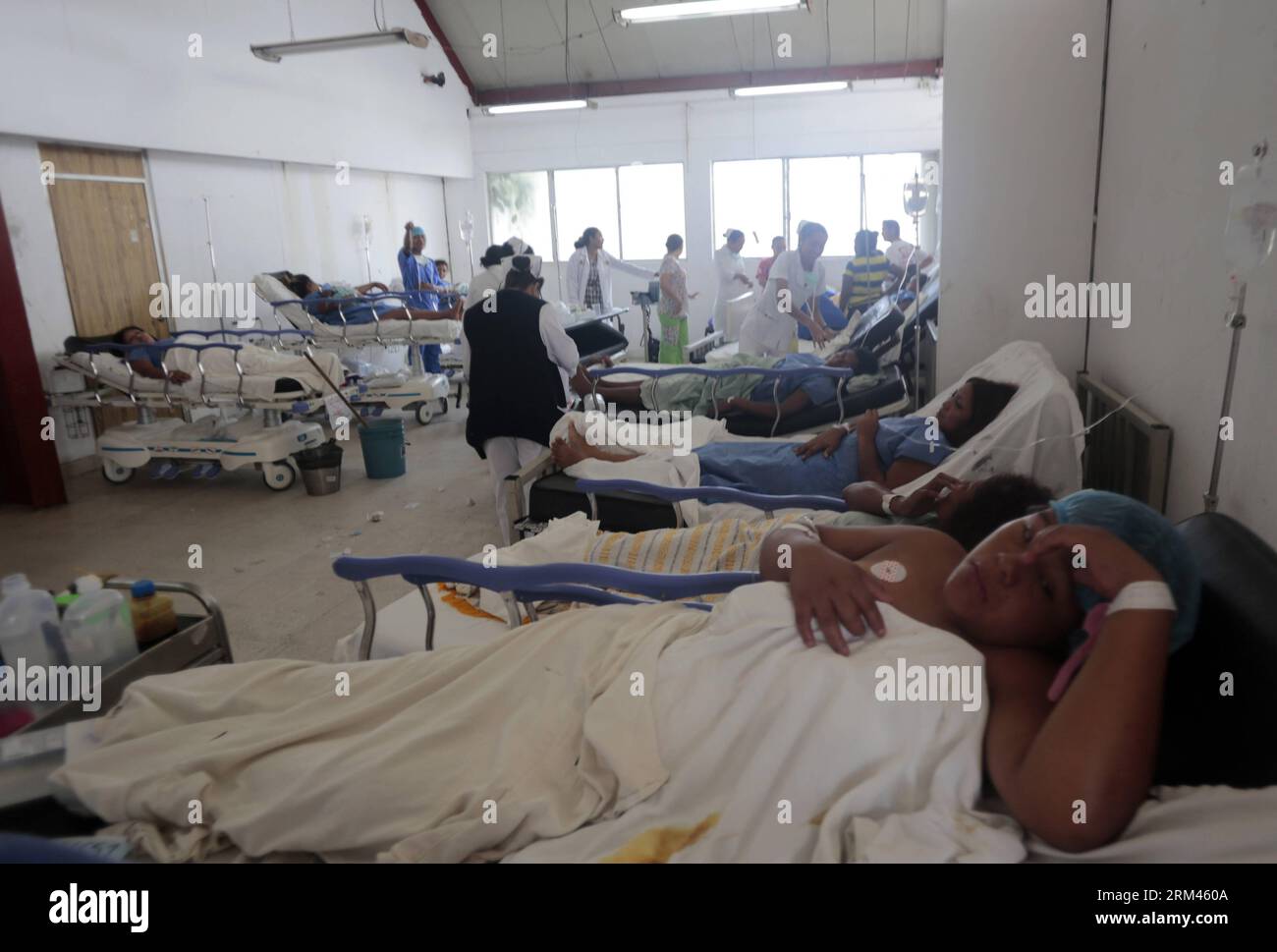Bildnummer: 60380599  Datum: 21.08.2013  Copyright: imago/Xinhua Evacuated patients of Donato Alarcon Hospital receive medical attention after an earthquake, in Acapulco City of Guerrero State, Mexico, on Aug. 21, 2013. An earthquake measuring 6.1 on the Richter scale on Wednesday jolted central Mexico, which is 18 km northwest of Ayutla de los Libres municipality in southern Guerrero state, the U.S. Geological Survey, monitored here, said. (Xinhua/Victor Lopez) MEXICO-ACAPULCO-ENVIRONMENT-EARTHQUAKE PUBLICATIONxNOTxINxCHN Gesellschaft Naturkatastrophe Erdbeben x0x xdd premiumd 2013 quer     6 Stock Photo