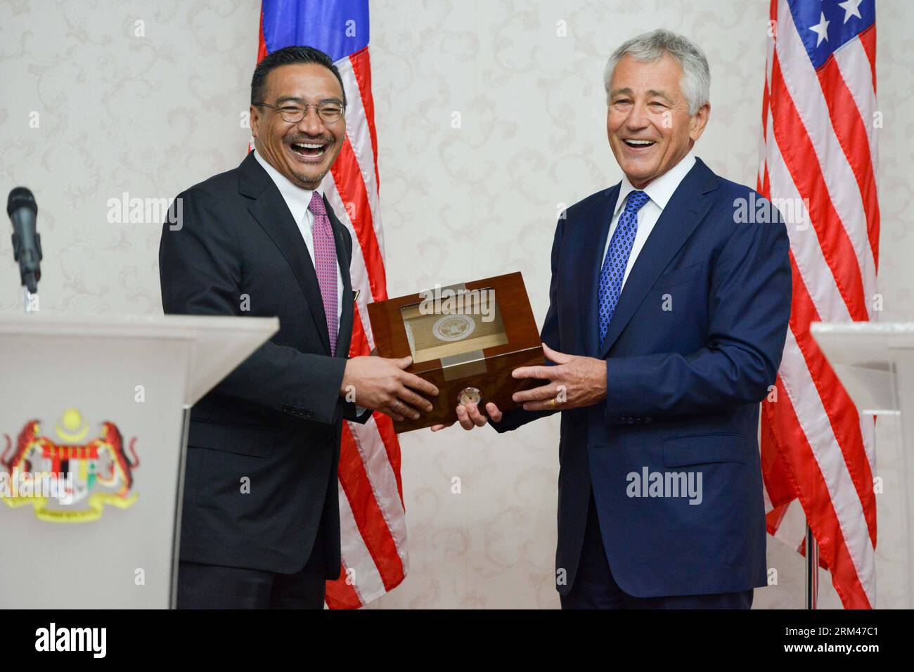 Bildnummer: 60389489  Datum: 25.08.2013  Copyright: imago/Xinhua (130825) -- KUALA LUMPUR, Aug. 25, 2013 (Xinhua) -- U.S. Defence Secretary Chuck Hagel (R) exchanges gifts with his Malaysian counterpart Hishammuddin Hussein at the end of a press conference in Kuala Lumpur, Malaysia, Aug. 25, 2013. Hagel is on a week long trip to Southeast Asia, during which he will also visit Indonesia, the Philippines and attend the ASEAN Defence Ministers Meeting in Brunei. (Xinhua/Chong Voon Chung)(wjd) MALAYSIA-US-DEFENCE MINISTERS-PRESS CONFERENCE PUBLICATIONxNOTxINxCHN People Politik Verteidigungsministe Stock Photo