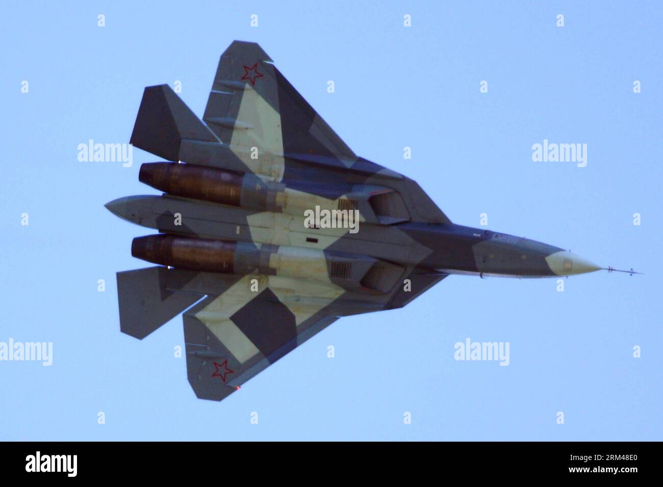 Bildnummer: 60399504  Datum: 27.08.2013  Copyright: imago/Xinhua (130827) -- MOSCOW, Aug. 27, 2013 (Xinhua) -- A Sukhoi T-50 PAK-FA jet fighter performs during the MAKS-2013 international aviation and space show in the city of Zhukovsky near Moscow, Russia, Aug. 27, 2013. The MAKS-2013 kicked off in Zhukovsky with flight programs to be held at the airfield of the country s major national testing facility - Gromov Flight Research Institute. The six-day event showcases the products of more than 1,000 aerospace enterprises from 44 countries and regions and includes aerial demonstrations for indus Stock Photo