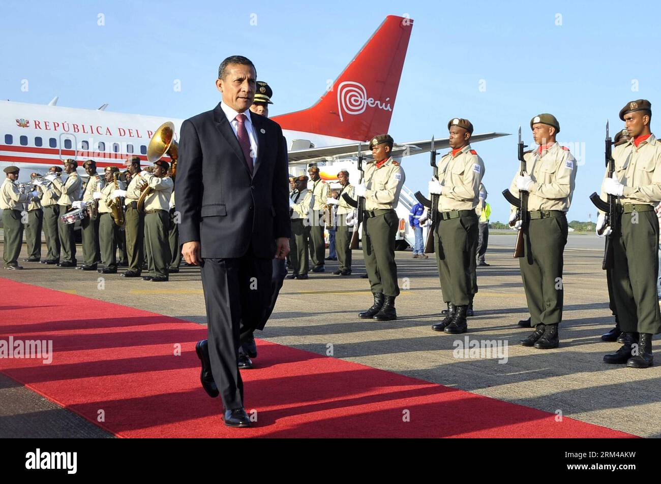 Bildnummer: 60415030  Datum: 30.08.2013  Copyright: imago/Xinhua PARAMARIBO, Aug. 30, 2013 - Image provided by Peru s Presidency shows Peruvian President Ollanta Humala(Front) arrives at the Johan Adolf Pendel International Airport before the 7th Summit of the Union of South American Nations (UNASUR) in Paramaribo, capital of Suriname, on Aug. 30, 2013. (Xinhua/Peru s Presidency) (fnc) (sp) SURINAME-PARAMARIBO-UNASUR-POLITICS-SUMMIT PUBLICATIONxNOTxINxCHN people xas x0x 2013 quer premiumd     60415030 Date 30 08 2013 Copyright Imago XINHUA Paramaribo Aug 30 2013 Image provided by Peru S Presid Stock Photo