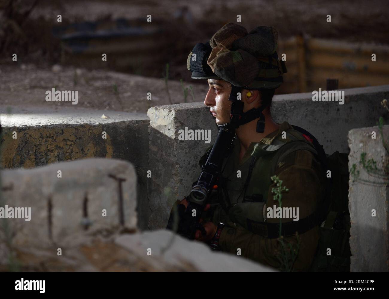 Bildnummer: 60432549  Datum: 04.09.2013  Copyright: imago/Xinhua (130904) -- ELYAKIM, Sept. 4, 2013 (Xinhua) -- An Israeli soldier from the Givati Brigade of Israel Defence Forces (IDF) takes part in a drill in the Elyakim Combat Training Base in North Israel on Sept. 4, 2013. The IDF is constantly training for the perspective of a future conflict with Hezbollah in semi-urban areas and the forests of southern Lebanon. (Xinhua/Yin Dongxun) ISRAEL-ELYAKIM COMBAT TRAINING BASE-MILITARY DRILL PUBLICATIONxNOTxINxCHN Gesellschaft Militär Ausbildung Übung Militärübung x0x xkg 2013 quer premiumd Stock Photo