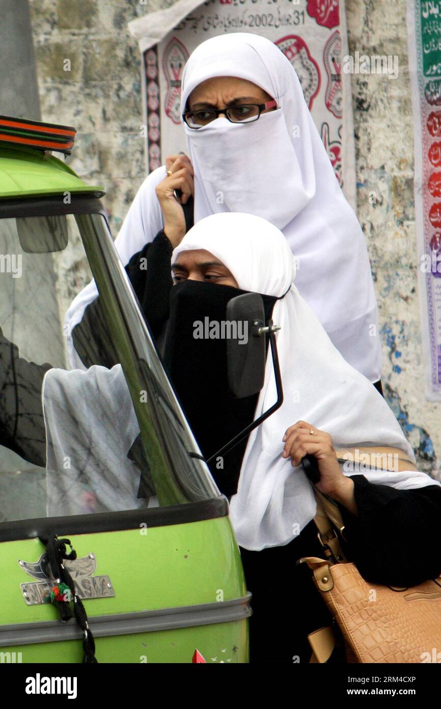 Bildnummer: 60433410  Datum: 04.09.2013  Copyright: imago/Xinhua (130904) -- LAHORE, Sept. 4, 2013 (Xinhua) -- Pakistani women covering their faces with hijab cross a street on the World Hijab Day in eastern Pakistan s Lahore, Sept. 4, 2013. Nationwide rallies were organized to highlight the importance and value of hijab for Muslim women in Pakistan. (Xinhua/Jamil Ahmed) PAKISTAN-LAHORE-WORLD HIJAB DAY PUBLICATIONxNOTxINxCHN Gesellschaft Frau Kopftuch verhüllt xas x0x 2013 hoch premiumd      60433410 Date 04 09 2013 Copyright Imago XINHUA  Lahore Sept 4 2013 XINHUA Pakistani Women covering the Stock Photo