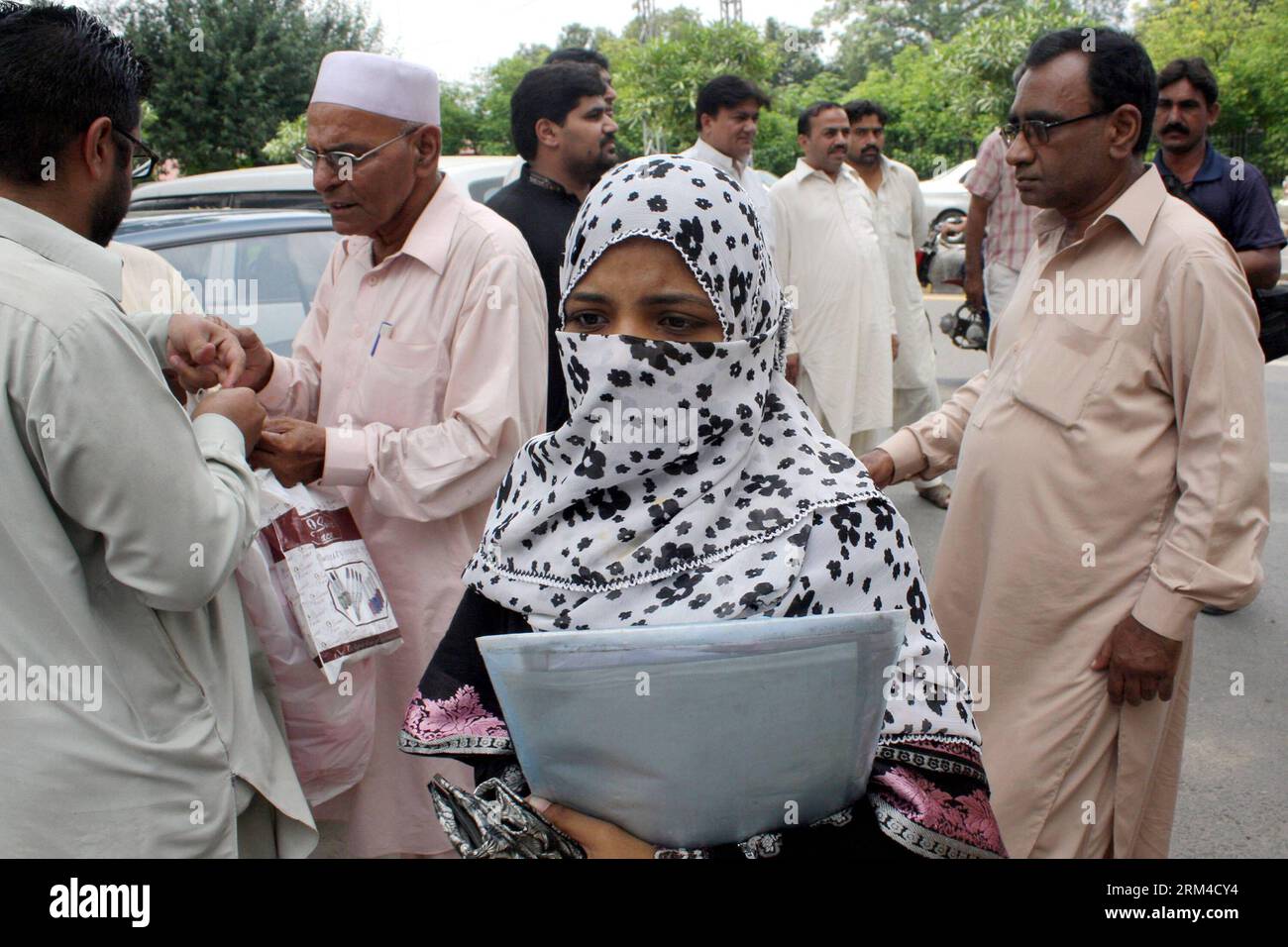 Bildnummer: 60433409  Datum: 04.09.2013  Copyright: imago/Xinhua (130904) -- LAHORE, Sept. 4, 2013 (Xinhua) -- A Pakistani student covering her face with hijab walks on a street on the World Hijab Day in eastern Pakistan s Lahore, Sept. 4, 2013. Nationwide rallies were organized to highlight the importance and value of hijab for Muslim women in Pakistan. (Xinhua/Jamil Ahmed) PAKISTAN-LAHORE-WORLD HIJAB DAY PUBLICATIONxNOTxINxCHN Gesellschaft Frau Kopftuch verhüllt xas x0x 2013 quer premiumd      60433409 Date 04 09 2013 Copyright Imago XINHUA  Lahore Sept 4 2013 XINHUA a Pakistani Student cove Stock Photo