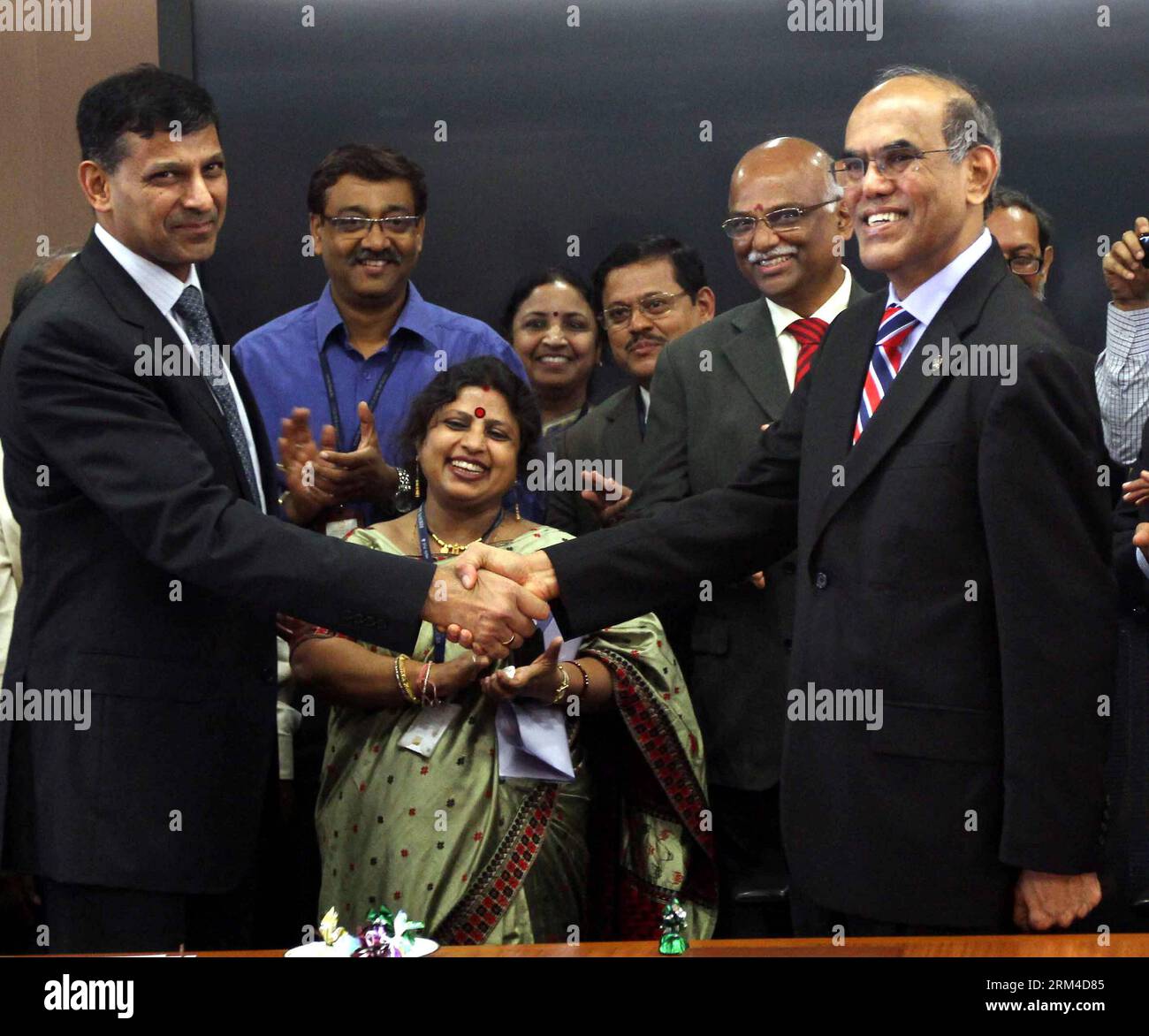 Bildnummer: 60436373  Datum: 04.09.2013  Copyright: imago/Xinhua MUMBAI, Sept. 4, 2013 (Xinhua) -- Raghuram Rajan (L), a former International Monetary Fund (IMF) chief economist, takes over as the new governor of the Reserve Bank of India (RBI) in Mumbai, India, Sept. 4, 2013. (Xinhua) (zcc) INDIA-MUMBAI-RBI-NEW GOVERNOR PUBLICATIONxNOTxINxCHN People Wirtschaft xns x0x 2013 quadrat premiumd     60436373 Date 04 09 2013 Copyright Imago XINHUA Mumbai Sept 4 2013 XINHUA Raghuram Rajan l a Former International Monetary Fund IMF Chief Economist Takes Over As The New Governor of The Reserve Bank of Stock Photo