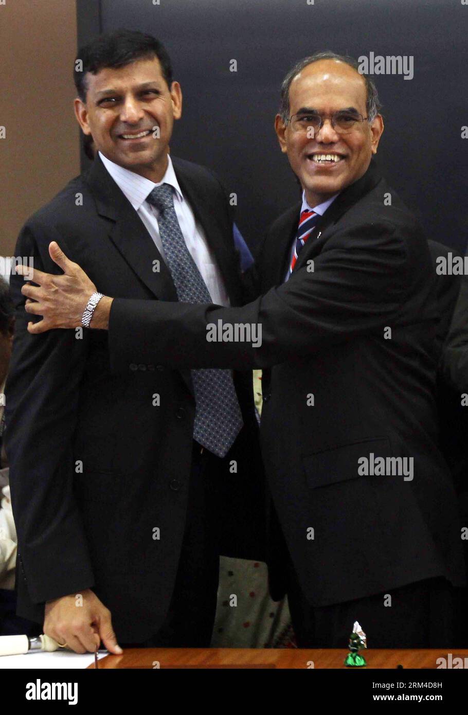 Bildnummer: 60436372  Datum: 04.09.2013  Copyright: imago/Xinhua MUMBAI, Sept. 4, 2013 (Xinhua) -- Newly appointed governor of the Reserve Bank of India Raghuram Rajan (L) is greeted by outgoing governor D Subbarao in Mumbai, India, Sept. 4, 2013. A former International Monetary Fund (IMF) chief economist Wednesday took over as the new governor of the country s central bank, the Reserve Bank of India (RBI). (Xinhua) (zcc) INDIA-MUMBAI-RBI-NEW GOVERNOR PUBLICATIONxNOTxINxCHN People Wirtschaft xns x0x 2013 hoch premiumd     60436372 Date 04 09 2013 Copyright Imago XINHUA Mumbai Sept 4 2013 XINHU Stock Photo