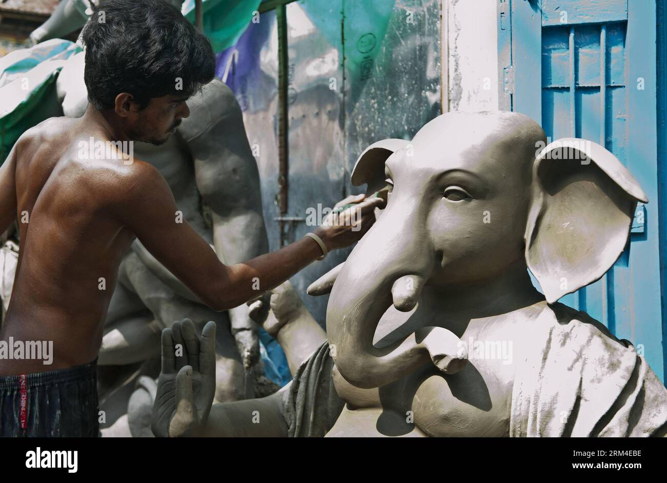 Bildnummer: 60444149  Datum: 05.09.2013  Copyright: imago/Xinhua An Indian artist works on an idol of elephant-headed Hindu God Ganesha ahead of Ganesh Chaturthi festival at a workshop in Calcutta, India, Sept. 5, 2013. Ganesh Chaturthi festival, which begins from Sept. 9, is celebrated as the birthday of Lord Ganesha who is widely worshiped by Hindus as the god of wisdom, prosperity and good fortune. (Xinhua/Tumpa Mondal)(zcc) INDIA-CALCUTTA-GANESHA CHATURTHI FESTIVAL-PREPARATION PUBLICATIONxNOTxINxCHN xns x0x 2013 quer     60444149 Date 05 09 2013 Copyright Imago XINHUA to Indian Artist Work Stock Photo