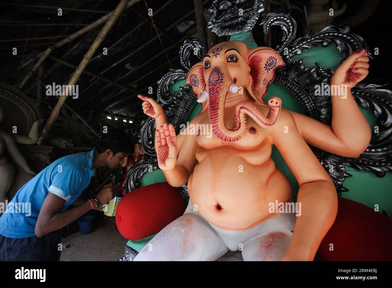 Bildnummer: 60444137  Datum: 07.09.2013  Copyright: imago/Xinhua An Indian artist works on an idol of elephant-headed Hindu God Ganesha ahead of Ganesh Chaturthi festival at a workshop in New Delhi, India, Sept. 7, 2013. Ganesh Chaturthi festival, which begins from Sept. 9, is celebrated as the birthday of Lord Ganesha who is widely worshiped by Hindus as the god of wisdom, prosperity and good fortune. (Xinhua/Zheng Huansong)(zcc) INDIA-NEW DELHI-GANESHA CHATURTHI FESTIVAL-PREPARATION PUBLICATIONxNOTxINxCHN xns x0x 2013 quer     60444137 Date 07 09 2013 Copyright Imago XINHUA to Indian Artist Stock Photo