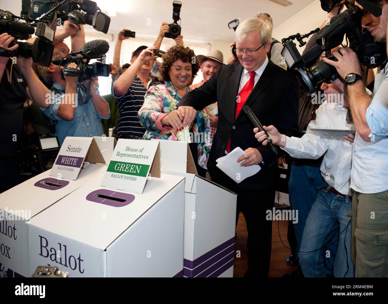 Bildnummer: 60444128  Datum: 07.09.2013  Copyright: imago/Xinhua Australian Prime Minister Kevin Rudd (R) and wife Therese Rein cast vote at a polling station in Brisbane, Australia, Sept. 7, 2013. Australia held parliamentary election on Saturday. (Xinhua/Bai Xue) AUSTRALIA-PARLIAMENTARY ELECTION-VOTING PUBLICATIONxNOTxINxCHN People Politik Wahl Parlamentswahl Stimmabgabe xns x1x 2013 quer premiumd o0 Familie, privat frau     60444128 Date 07 09 2013 Copyright Imago XINHUA Australian Prime Ministers Kevin Rudd r and wife Therese pure Cast VOTE AT a Polling Station in Brisbane Australia Sept 7 Stock Photo