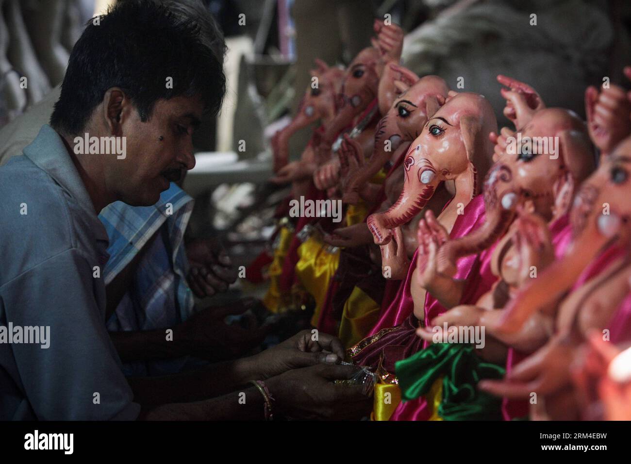 Bildnummer: 60444135  Datum: 07.09.2013  Copyright: imago/Xinhua An Indian artist works on an idol of elephant-headed Hindu God Ganesha ahead of Ganesh Chaturthi festival at a workshop in New Delhi, India, Sept. 7, 2013. Ganesh Chaturthi festival, which begins from Sept. 9, is celebrated as the birthday of Lord Ganesha who is widely worshiped by Hindus as the god of wisdom, prosperity and good fortune. (Xinhua/Zheng Huansong)(zcc) INDIA-NEW DELHI-GANESHA CHATURTHI FESTIVAL-PREPARATION PUBLICATIONxNOTxINxCHN xns x0x 2013 quer     60444135 Date 07 09 2013 Copyright Imago XINHUA to Indian Artist Stock Photo