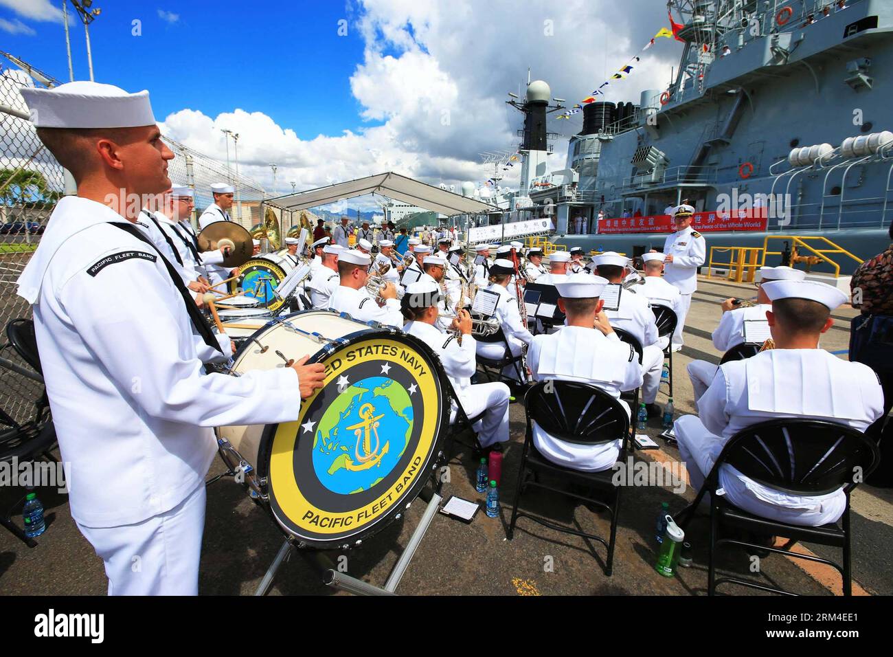 Bildnummer: 60444429  Datum: 06.09.2013  Copyright: imago/Xinhua US marine band perform to welcome the Chinese fleet at the Pearl Harbor in Hawaii, the United States, Sept. 6, 2013. A naval fleet of the Chinese People s Liberation Army (PLA), which is comprised of the missile destroyer Qingdao, missile frigate Linyi and supply ship Hongzehu, arrived at the Pearl Harbor on Friday to start a three-day friendly visit, after which it will participate in a search-and-rescue exercise with the U.S. Navy. (Xinhua/Zha Chunming) U.S.-HAWAII-CHINESE NAVAL FLEET-VISIT PUBLICATIONxNOTxINxCHN Gesellschaft M Stock Photo