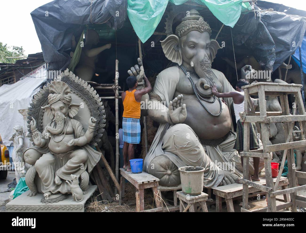 Bildnummer: 60444148  Datum: 05.09.2013  Copyright: imago/Xinhua An Indian artist works on an idol of elephant-headed Hindu God Ganesha ahead of Ganesh Chaturthi festival at a workshop in Calcutta, India, Sept. 5, 2013. Ganesh Chaturthi festival, which begins from Sept. 9, is celebrated as the birthday of Lord Ganesha who is widely worshiped by Hindus as the god of wisdom, prosperity and good fortune. (Xinhua/Tumpa Mondal)(zcc) INDIA-CALCUTTA-GANESHA CHATURTHI FESTIVAL-PREPARATION PUBLICATIONxNOTxINxCHN xns x0x 2013 quer     60444148 Date 05 09 2013 Copyright Imago XINHUA to Indian Artist Work Stock Photo