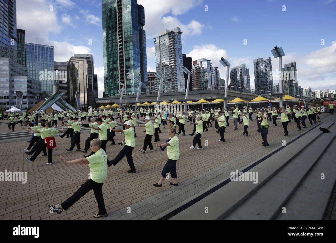 Bildnummer: 60447128  Datum: 07.09.2013  Copyright: imago/Xinhua practise Tai Chi in downtown Vancouver, Canada, Sept. 7, 2013. About 300 Tai Chi lovers practised in an event to promote the traditional Chinese exercise to the community. (Xinhua/Liang Sen) (SP)CANADA-VANCOUVER-TAI CHI PUBLICATIONxNOTxINxCHN xas x0x 2013 quer premiumd     60447128 Date 07 09 2013 Copyright Imago XINHUA practice Tai Chi in Downtown Vancouver Canada Sept 7 2013 About 300 Tai Chi Lovers practiced in to Event to promote The Traditional Chinese EXERCISE to The Community XINHUA Liang Sen SP Canada Vancouver Tai Chi PU Stock Photo