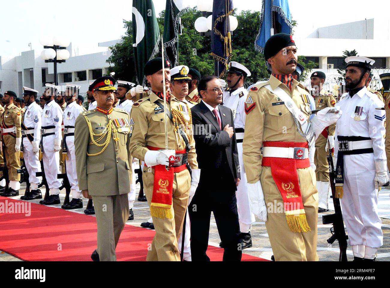 (130909) -- ISLAMABAD, Sept. 8, 2013 (Xinhua) -- Pakistani President Asif Ali Zardari (C) inspects the guards of honor during his farewell ceremony at the Presidential Palace in Islamabad, capital of Pakistan, Sept. 8, 2013. Pakistani President, Asif Ali Zardari, stepped down Sunday on completion of his five-year constitutional term. (Xinhua/Saadia Seher) PAKISTAN-ISLAMABAD-PRESIDENT PUBLICATIONxNOTxINxCHN Stock Photo