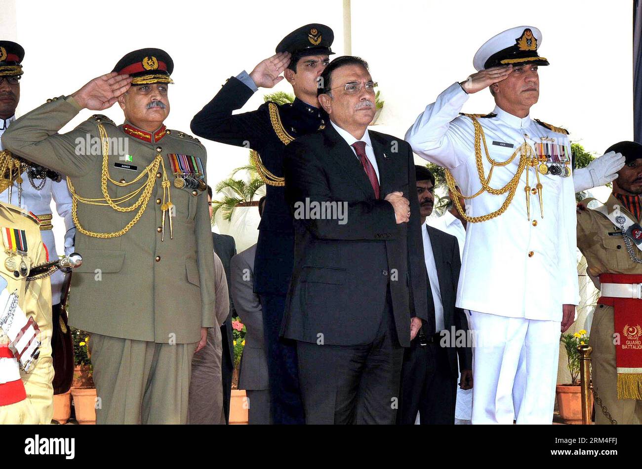 (130909) -- ISLAMABAD, Sept. 8, 2013 (Xinhua) -- Pakistani President Asif Ali Zardari (C) inspects the guards of honor during his farewell ceremony at the Presidential Palace in Islamabad, capital of Pakistan, Sept. 8, 2013. Pakistani President, Asif Ali Zardari, stepped down Sunday on completion of his five-year constitutional term. (Xinhua/Saadia Seher) PAKISTAN-ISLAMABAD-PRESIDENT PUBLICATIONxNOTxINxCHN Stock Photo