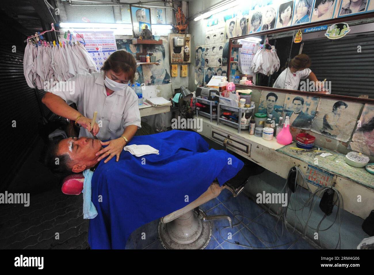 Bildnummer: 60454521  Datum: 10.09.2013  Copyright: imago/Xinhua (130910) -- BANGKOK, Sept. 10, 2013 (Xinhua) -- A barber shaves a customer at a shop in Bangkok, Thailand, Sept. 10, 2013. (Xinhua/Rachen Sageamsak) THAILAND-BANGKOK-BARBERSHOP PUBLICATIONxNOTxINxCHN Gesellschaft x2x xkg 2013 quer o0 Wirtschaft Arbeitswelten Friseur     60454521 Date 10 09 2013 Copyright Imago XINHUA  Bangkok Sept 10 2013 XINHUA a Barber Shaves a Customer AT a Shop in Bangkok Thai country Sept 10 2013 XINHUA Throat sageamsak Thai country Bangkok Barber Shop PUBLICATIONxNOTxINxCHN Society x2x xkg 2013 horizontal o Stock Photo